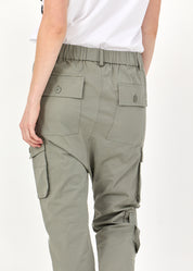 Длинные брюки с зелеными карманами-карго.