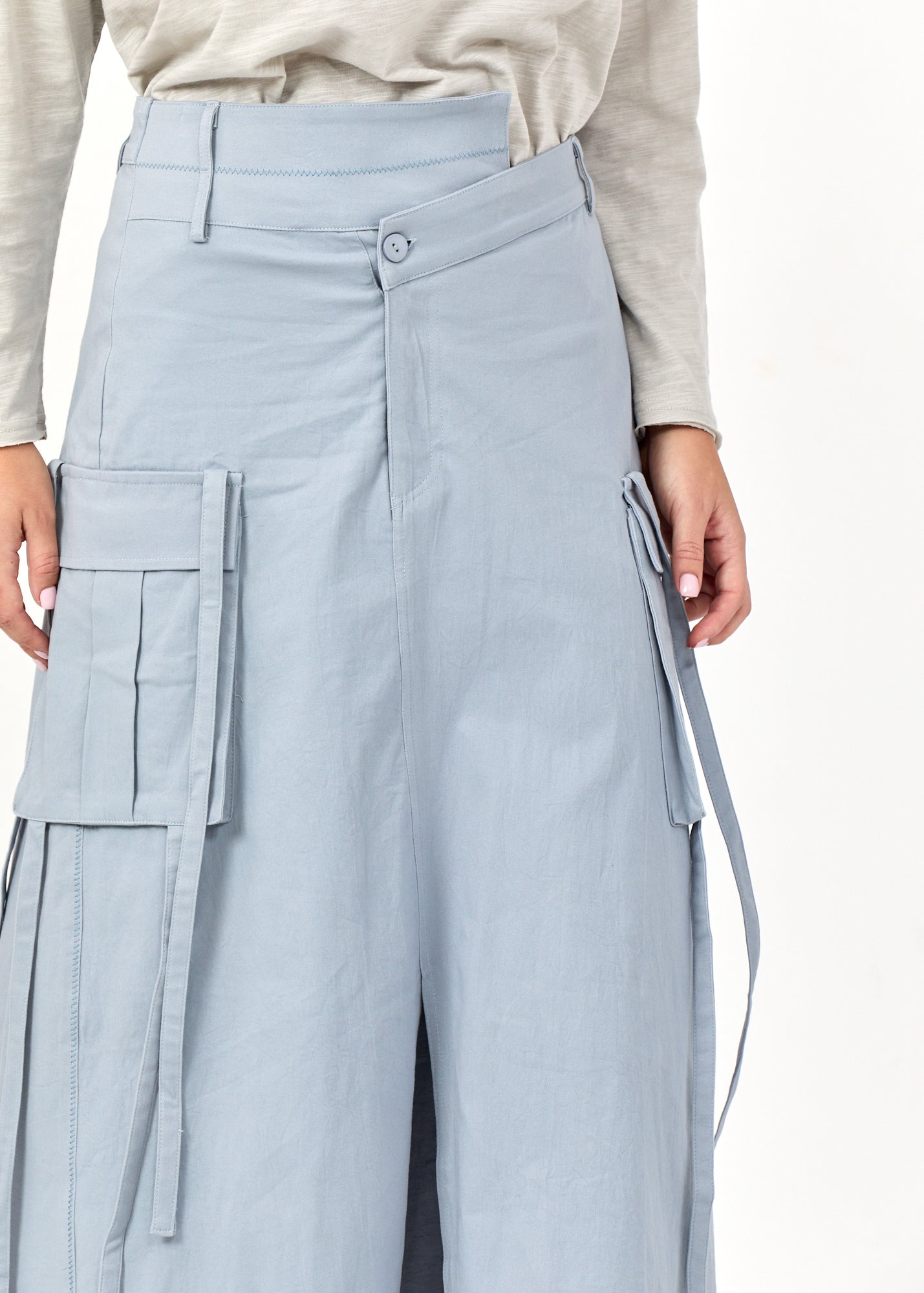 חצאית שסע מקדימה וכיסי קרגו כחול