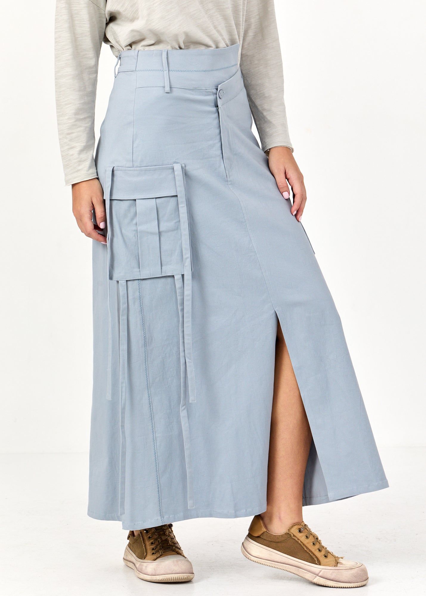 חצאית שסע מקדימה וכיסי קרגו כחול