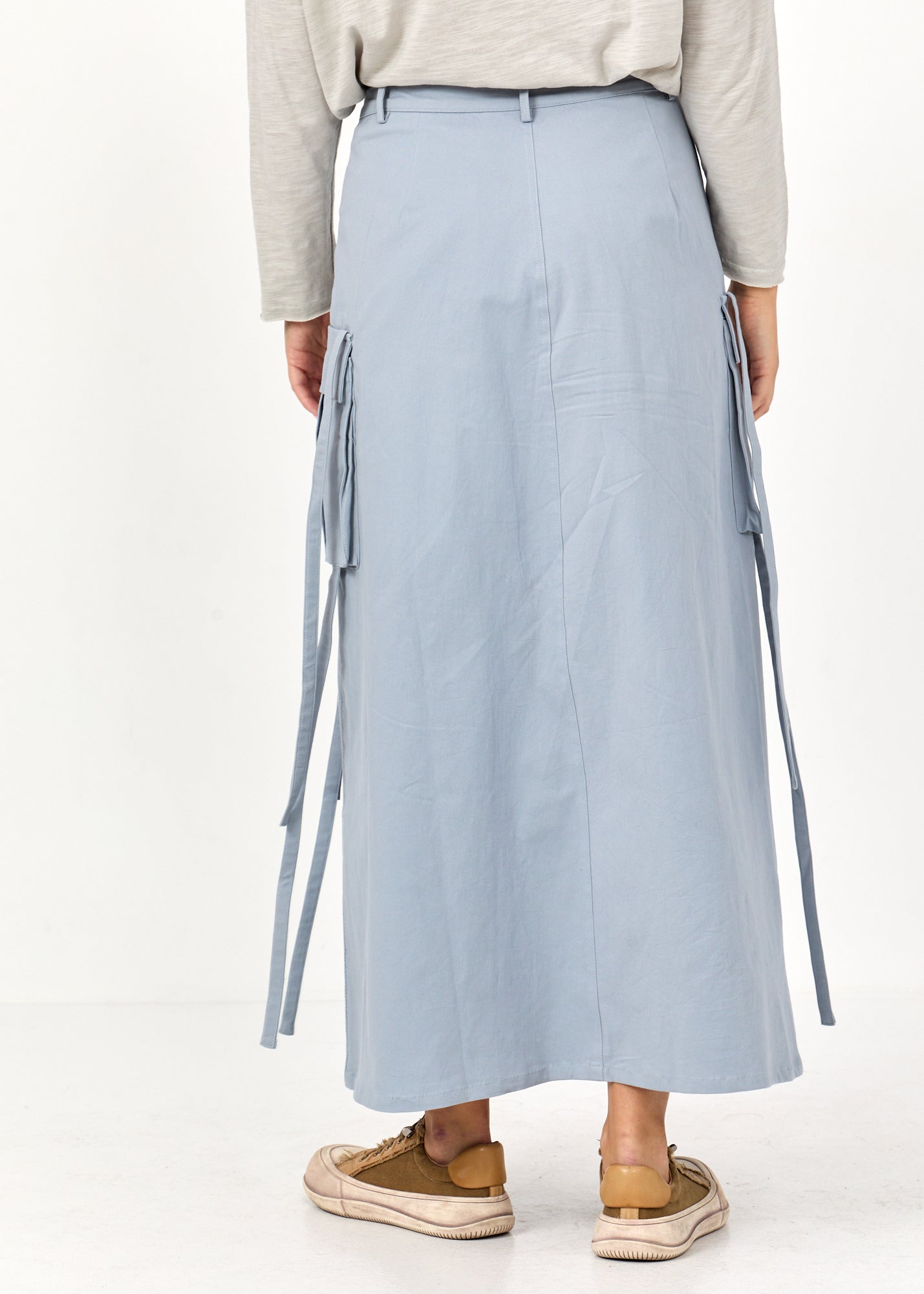 חצאית שסע מקדימה וכיסי קרגו כחול