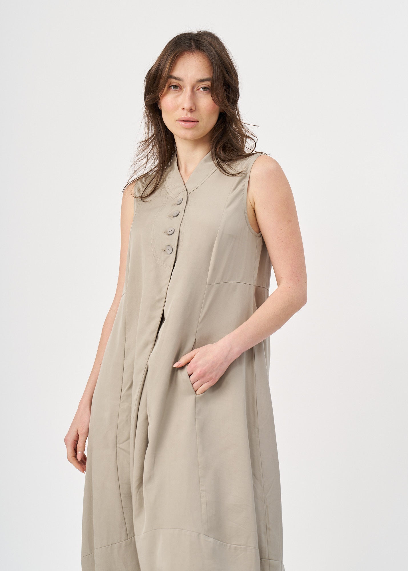 שמלה עם חצי כפתרה וצווארון חום