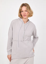 סווטשירט חצי רוכסן וכובע אפור בהיר