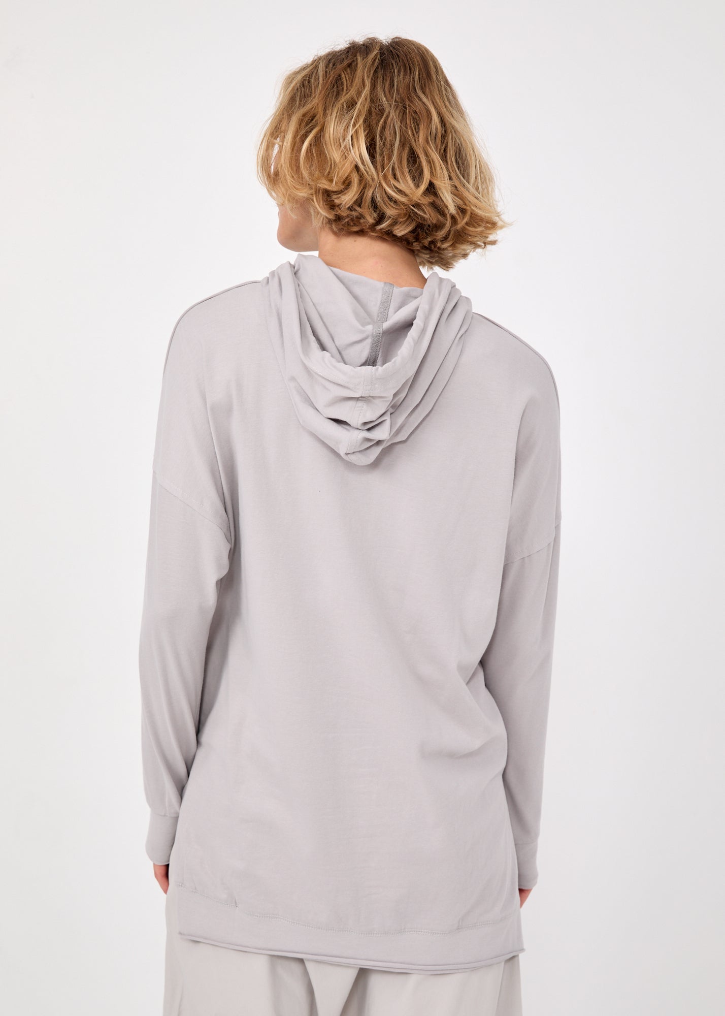 סווטשירט חצי רוכסן וכובע אפור בהיר