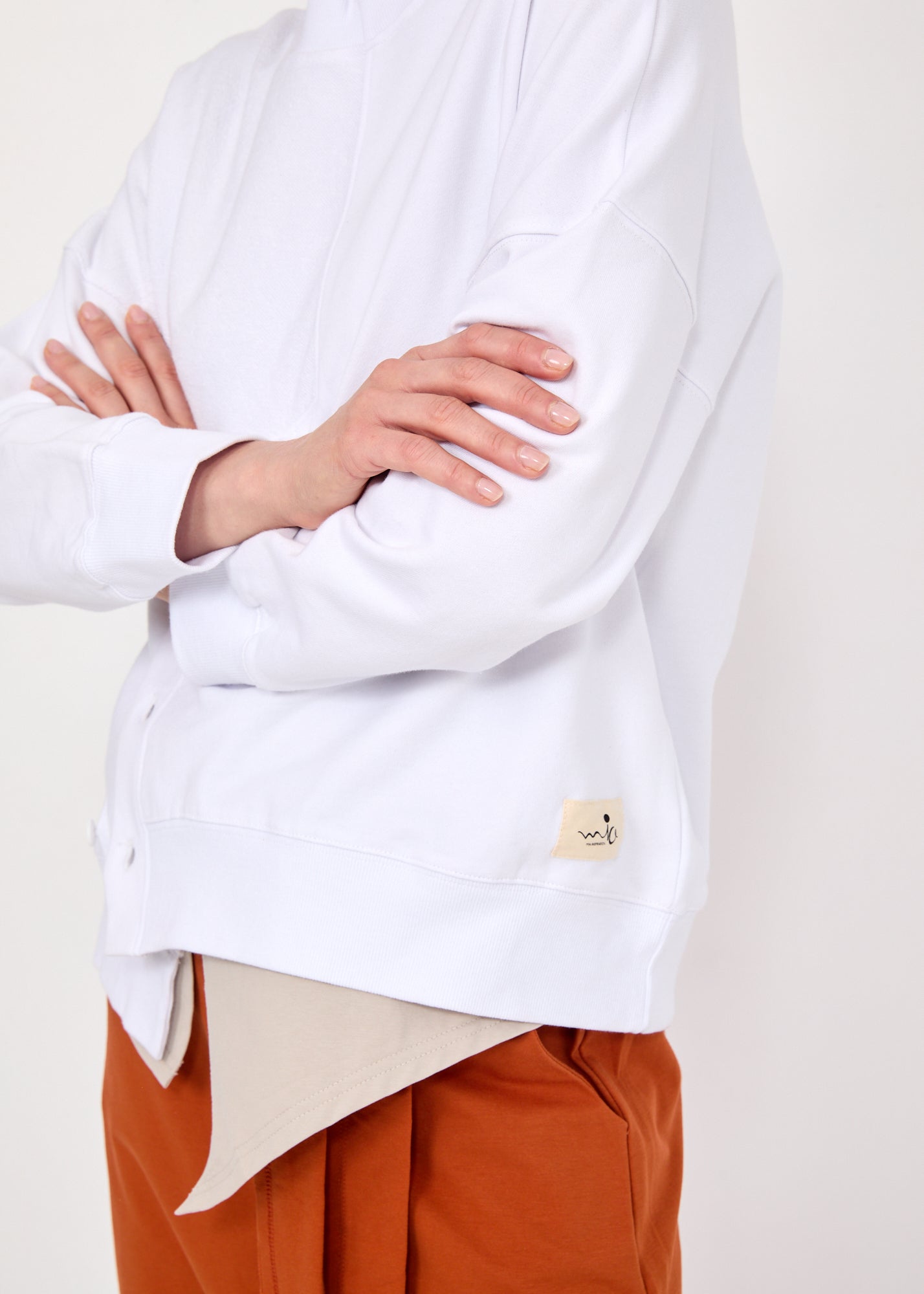 סווטשירט חתכים אלכסוניים וכפתורים לבן