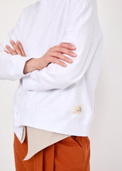 סווטשירט חתכים אלכסוניים וכפתורים לבן