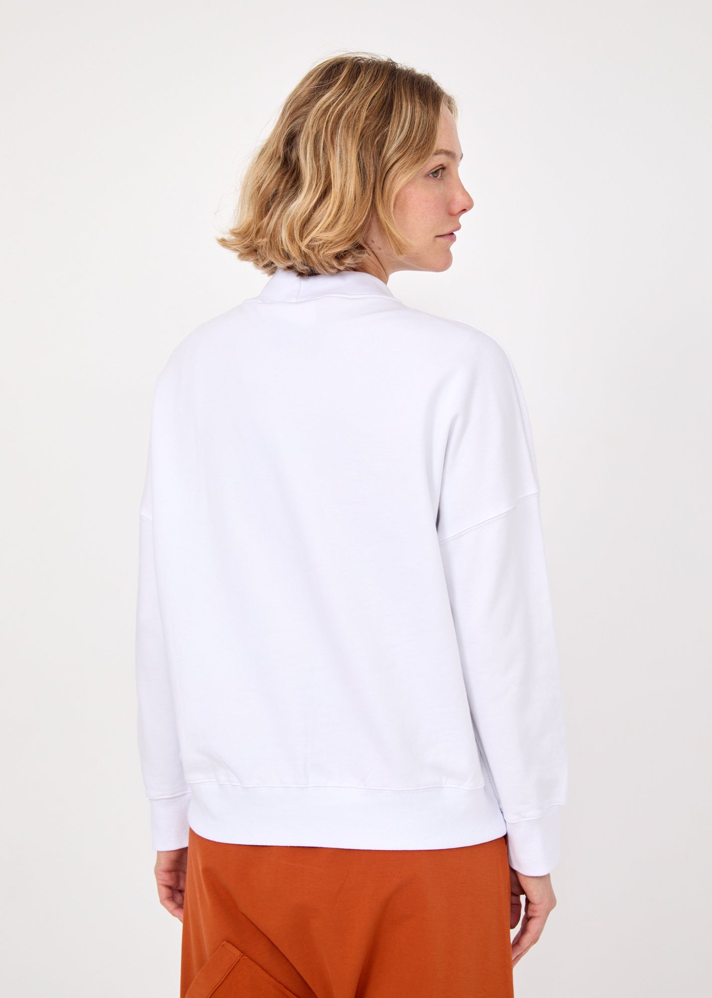 סווטשירט חתכים אלכסוניים וכפתורים לבן