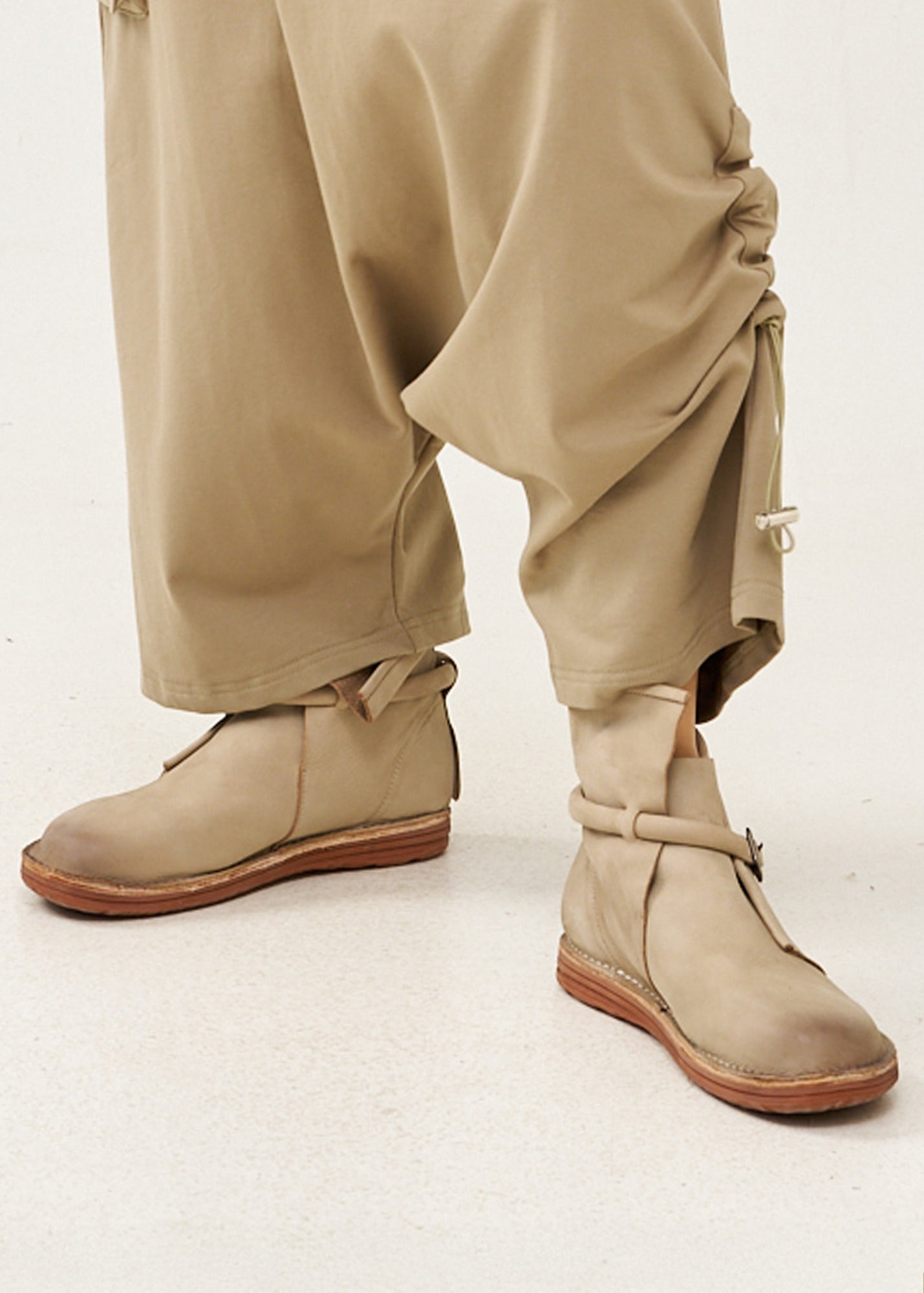 נעלי נוחות מעור סגירת אבזם חום