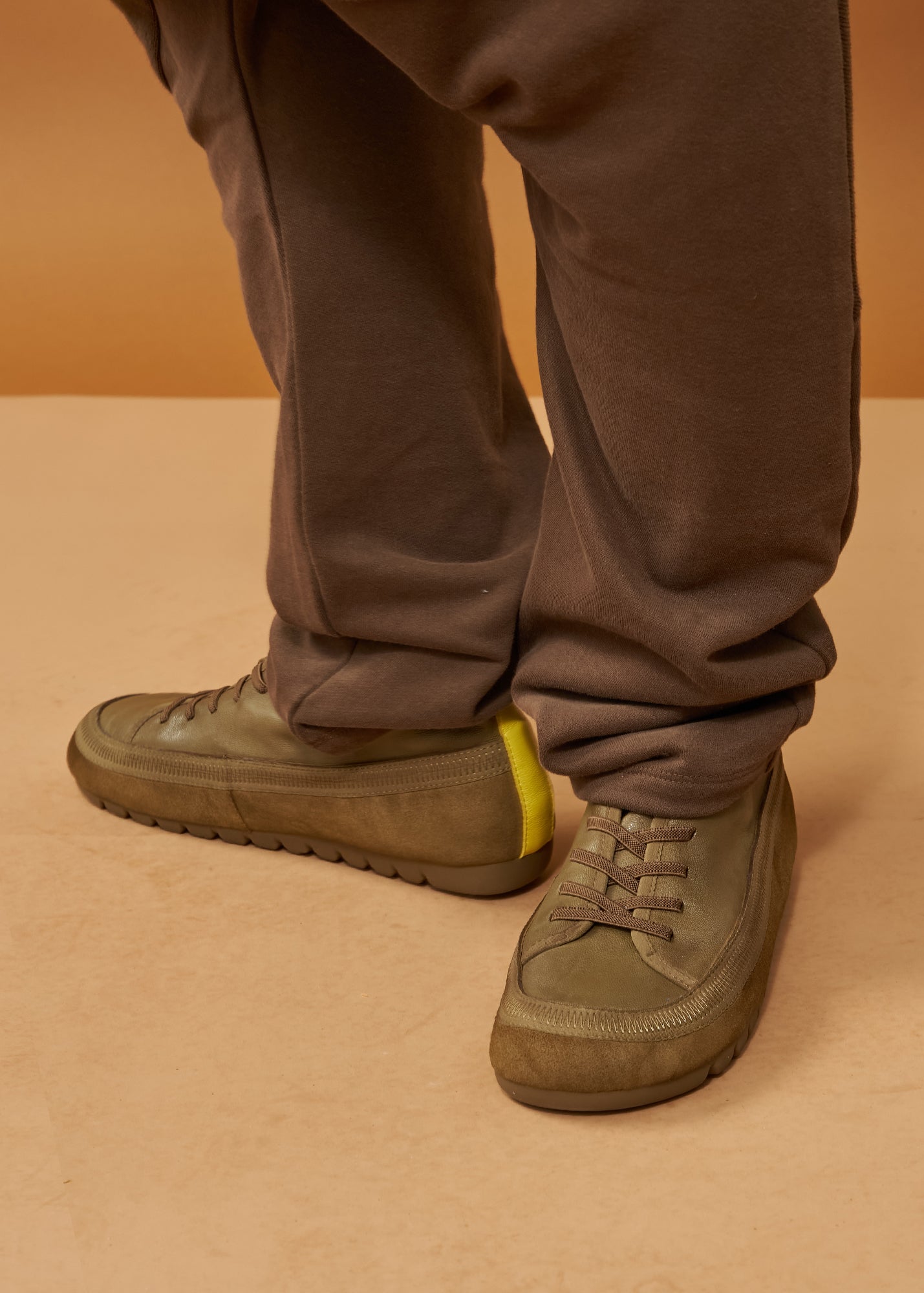 נעלי עור רכות לנשים עם שרוכי גומי חום