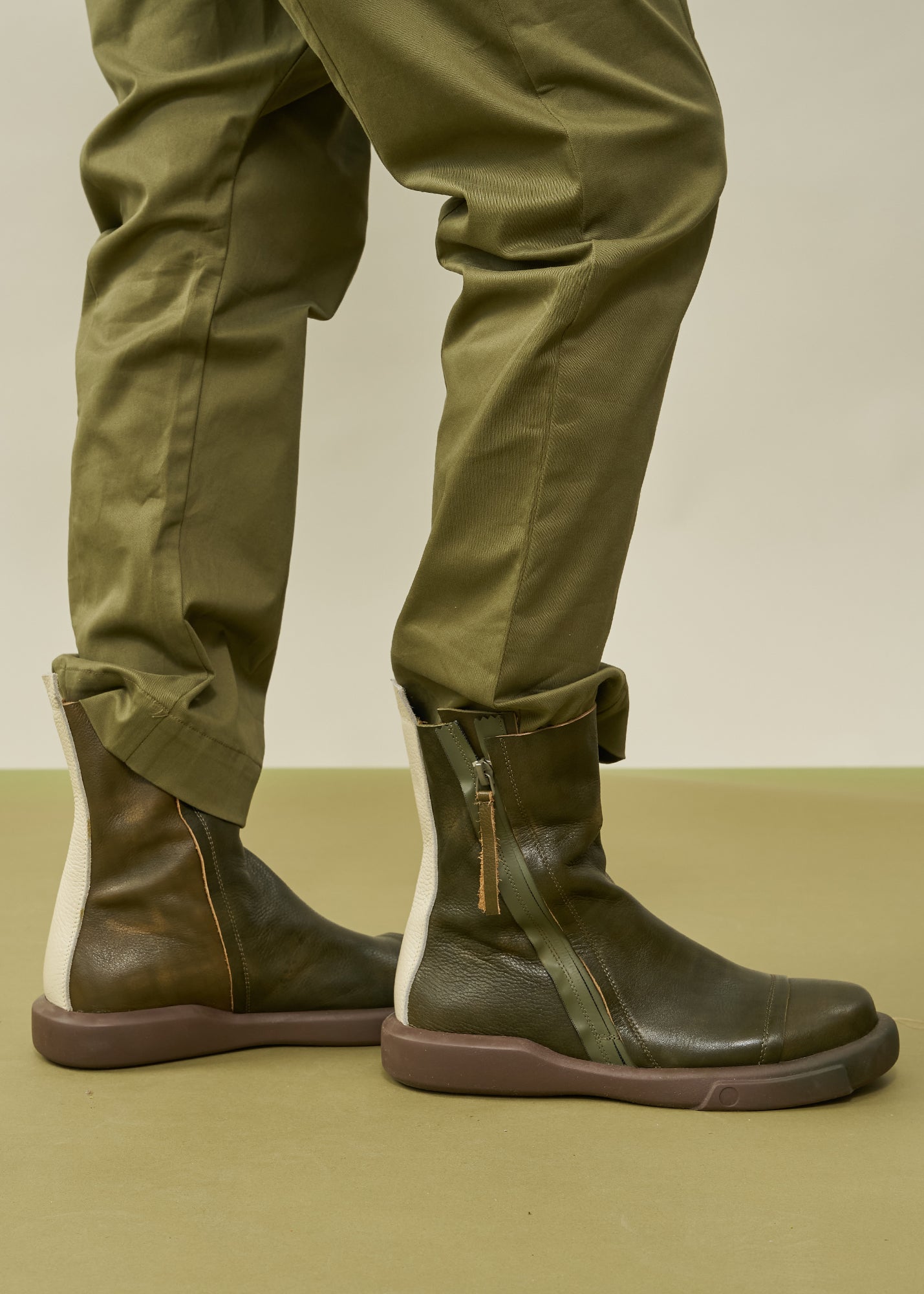 מגפוני נוחות מעור עם רוכסן הפוך חום