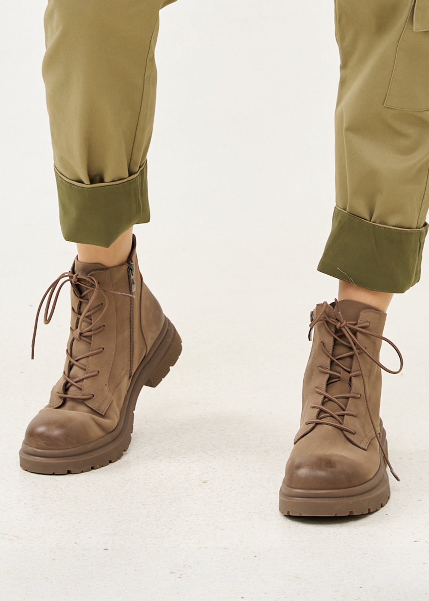 מגפוני עור עם שרוכים ורוכסן חום