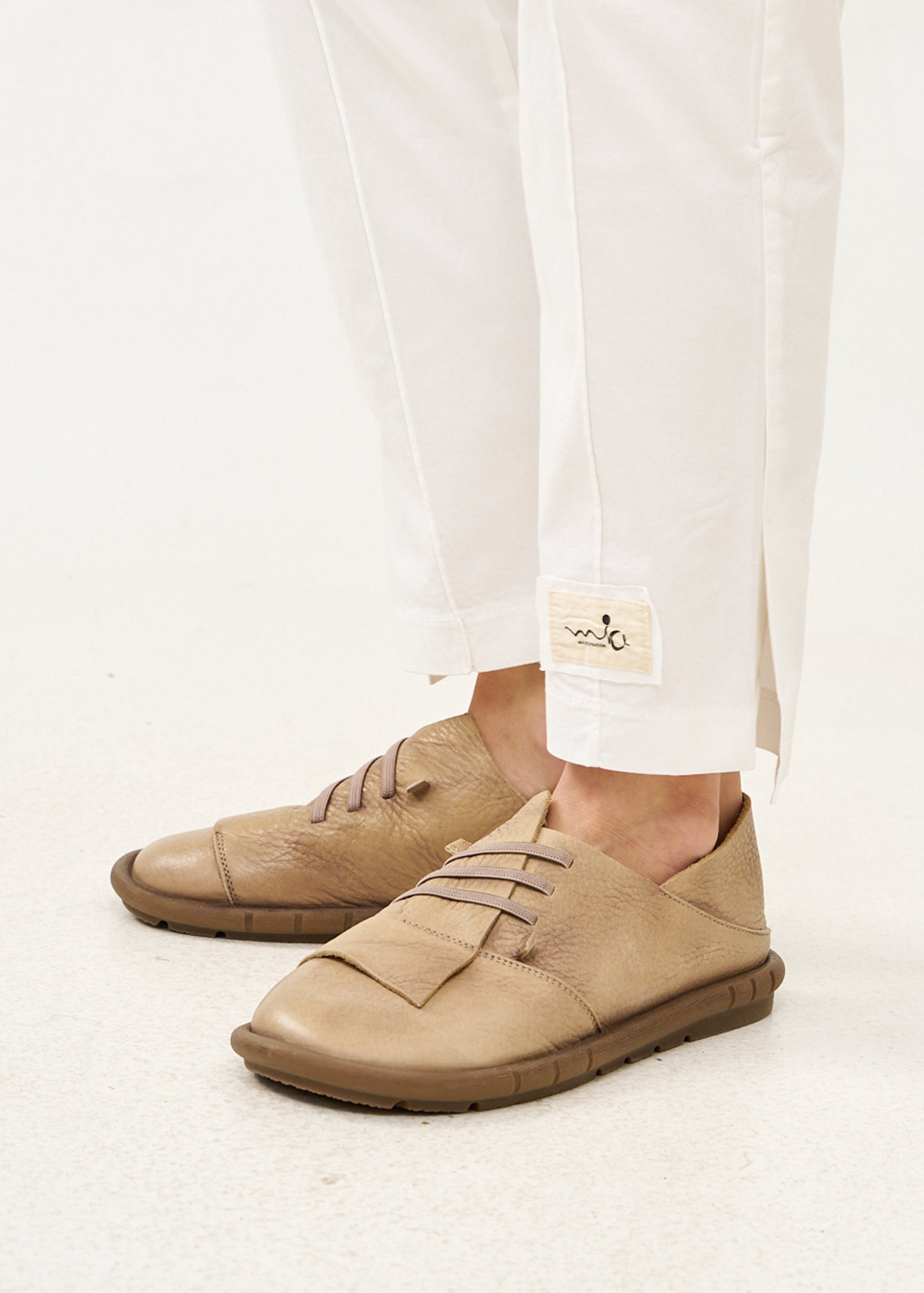 נעלי נוחות מעור סיגרה אסימטרית ושרוכי גומי חום