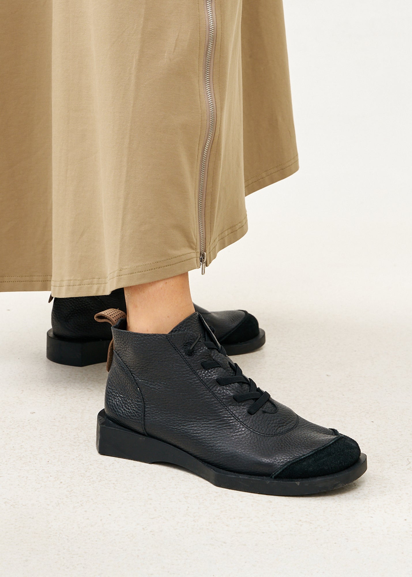 נעליים גבוהות שילוב עור הפוך שחור