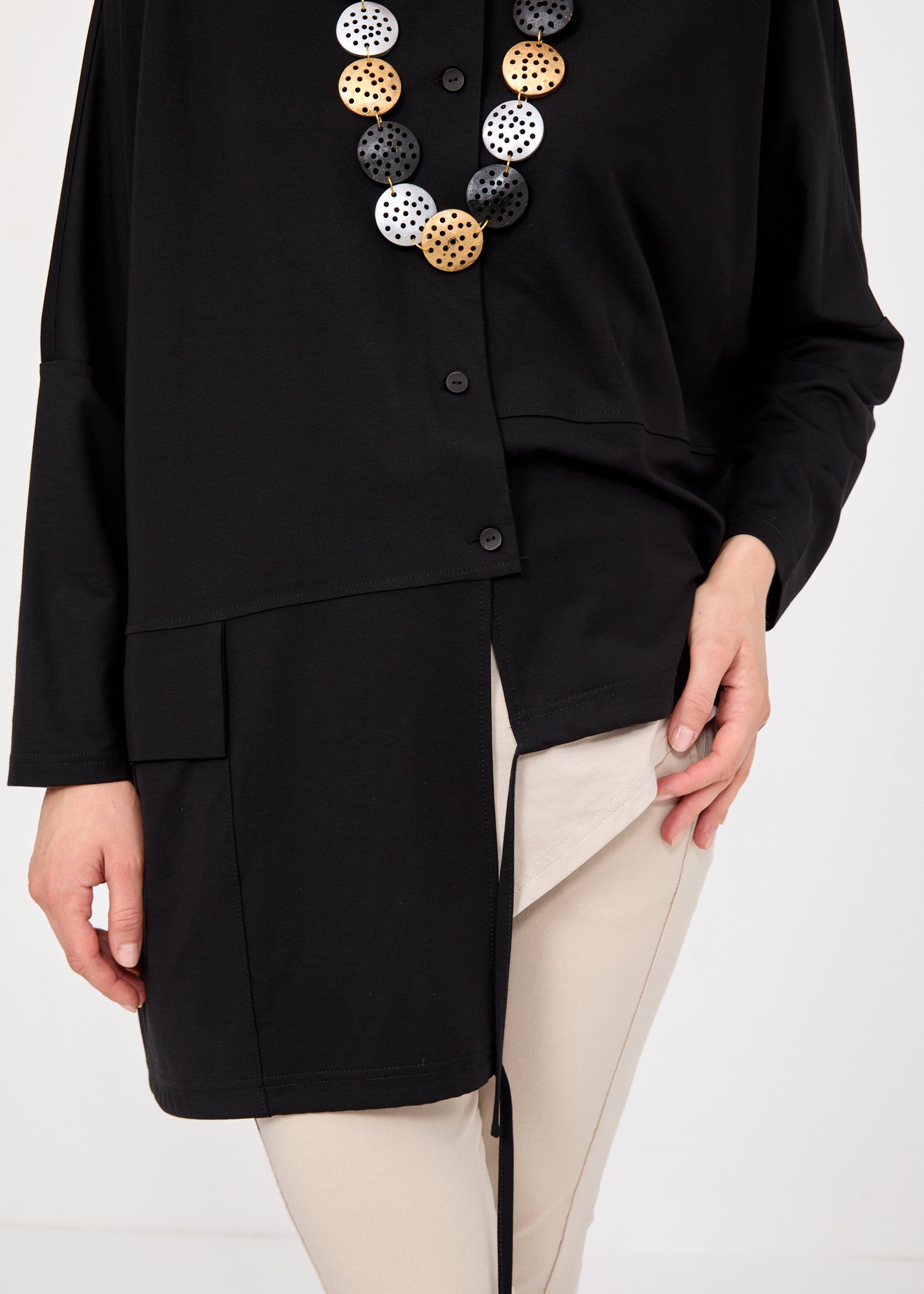 עליונית כפתרה אסימטרית וכיס שחור