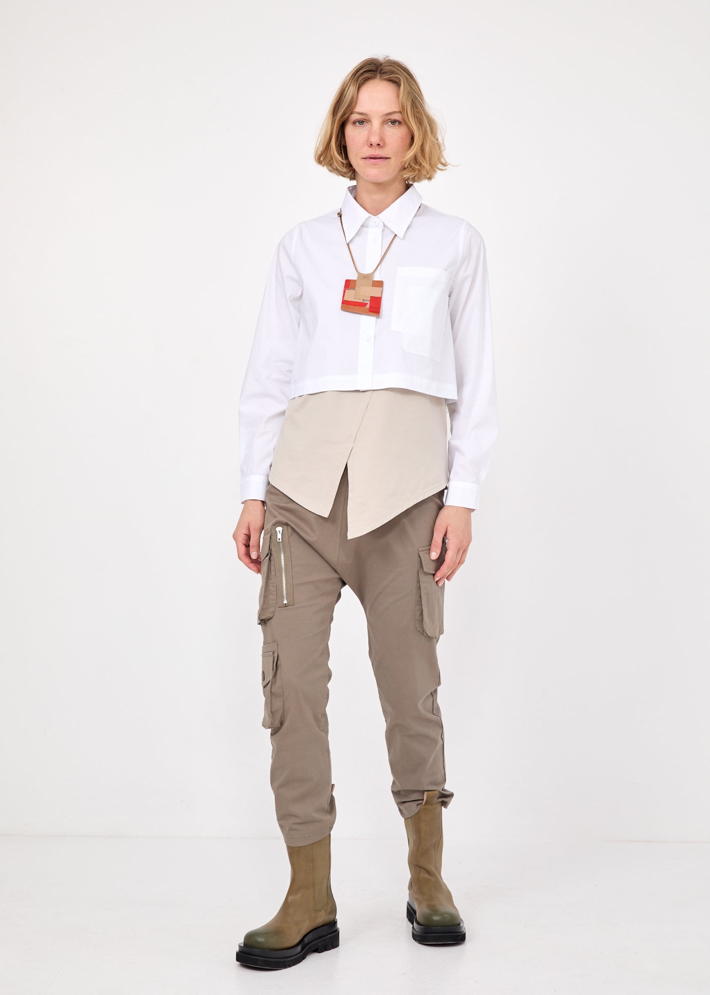 מכופתרת קצרצרה פתחים מעוגלים לבן