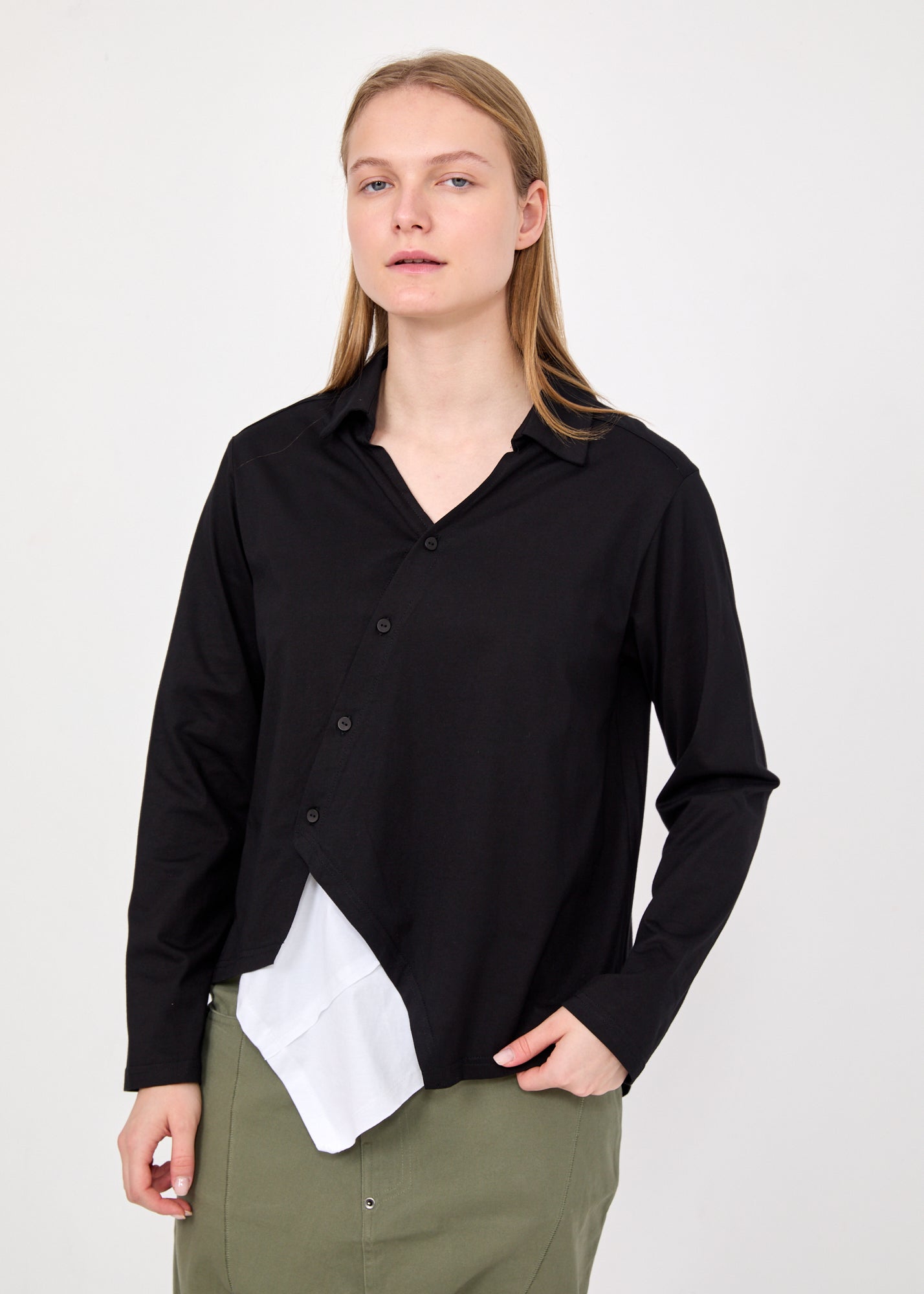 חולצה מכופתרת אסימטרית בד רך שחור