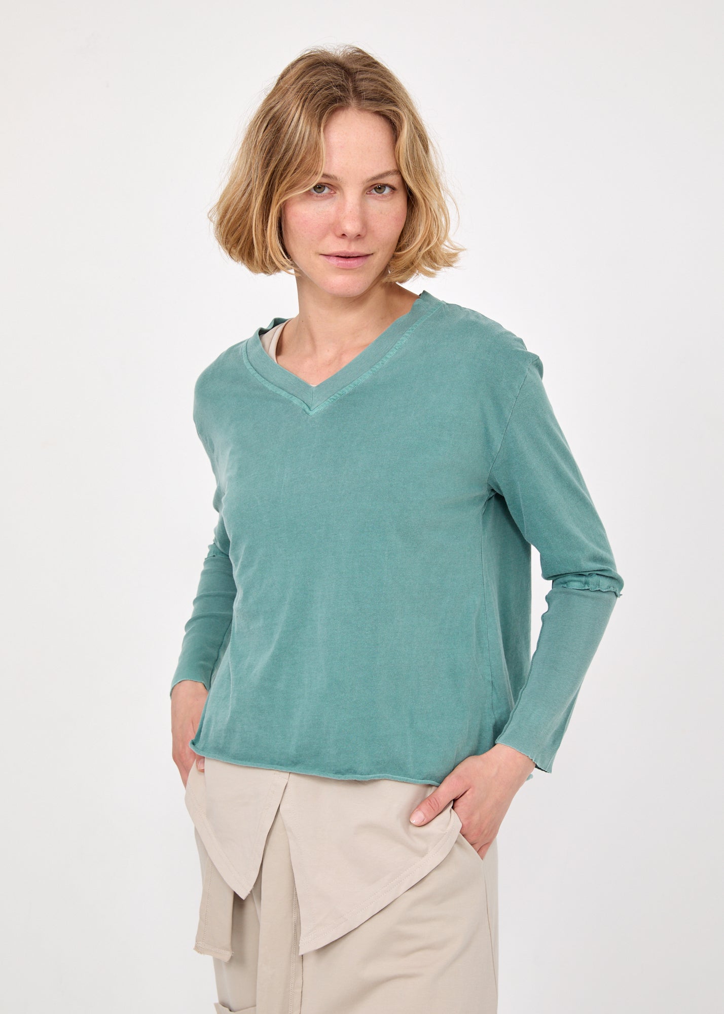 חולצה צווארון וי שילוב ריב ירוק כהה ווש