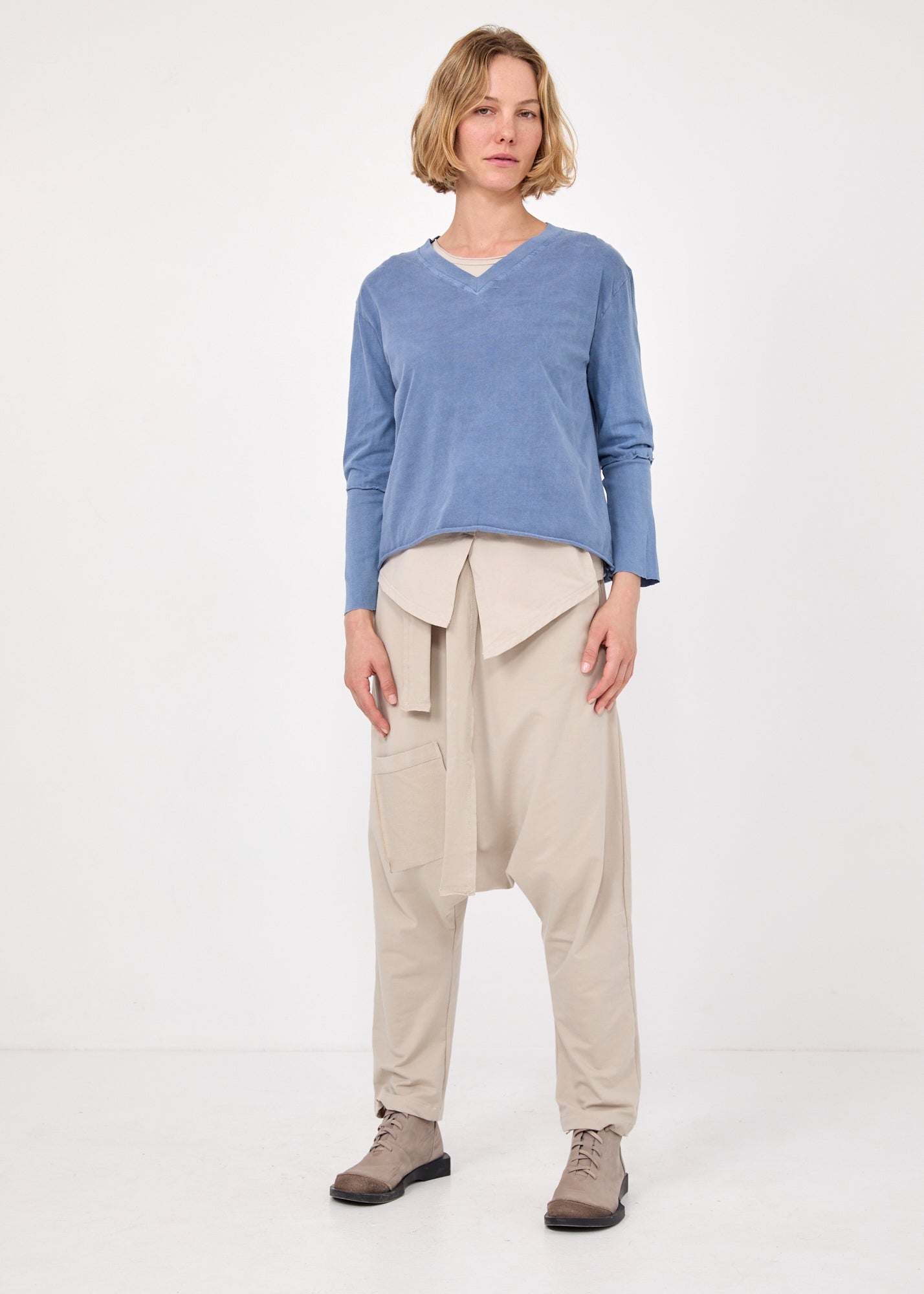 חולצה צווארון וי שילוב ריב כחול כהה ווש