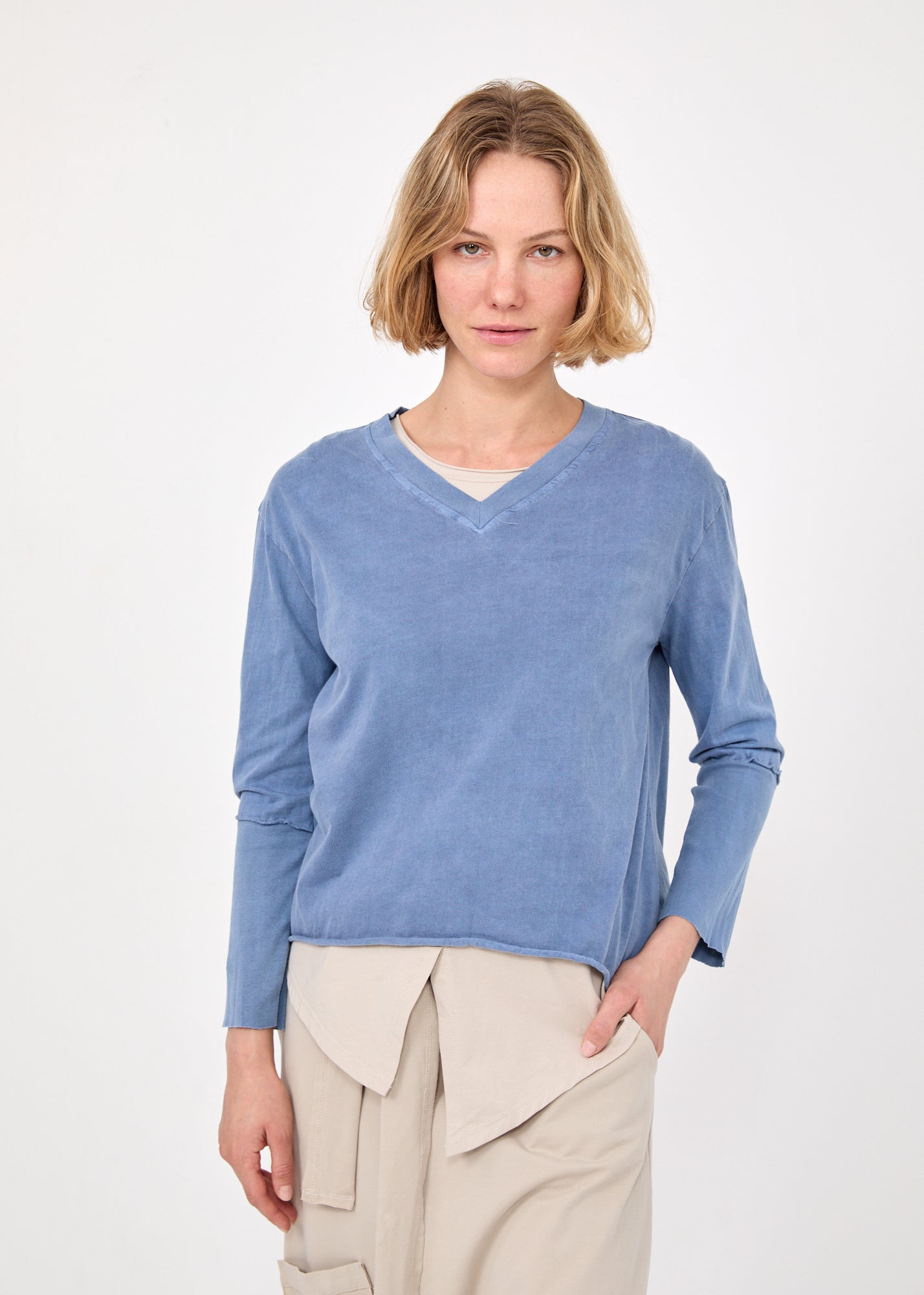 חולצה צווארון וי שילוב ריב כחול כהה ווש