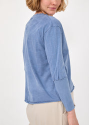 חולצה צווארון וי שילוב ריב כחול כהה ווש