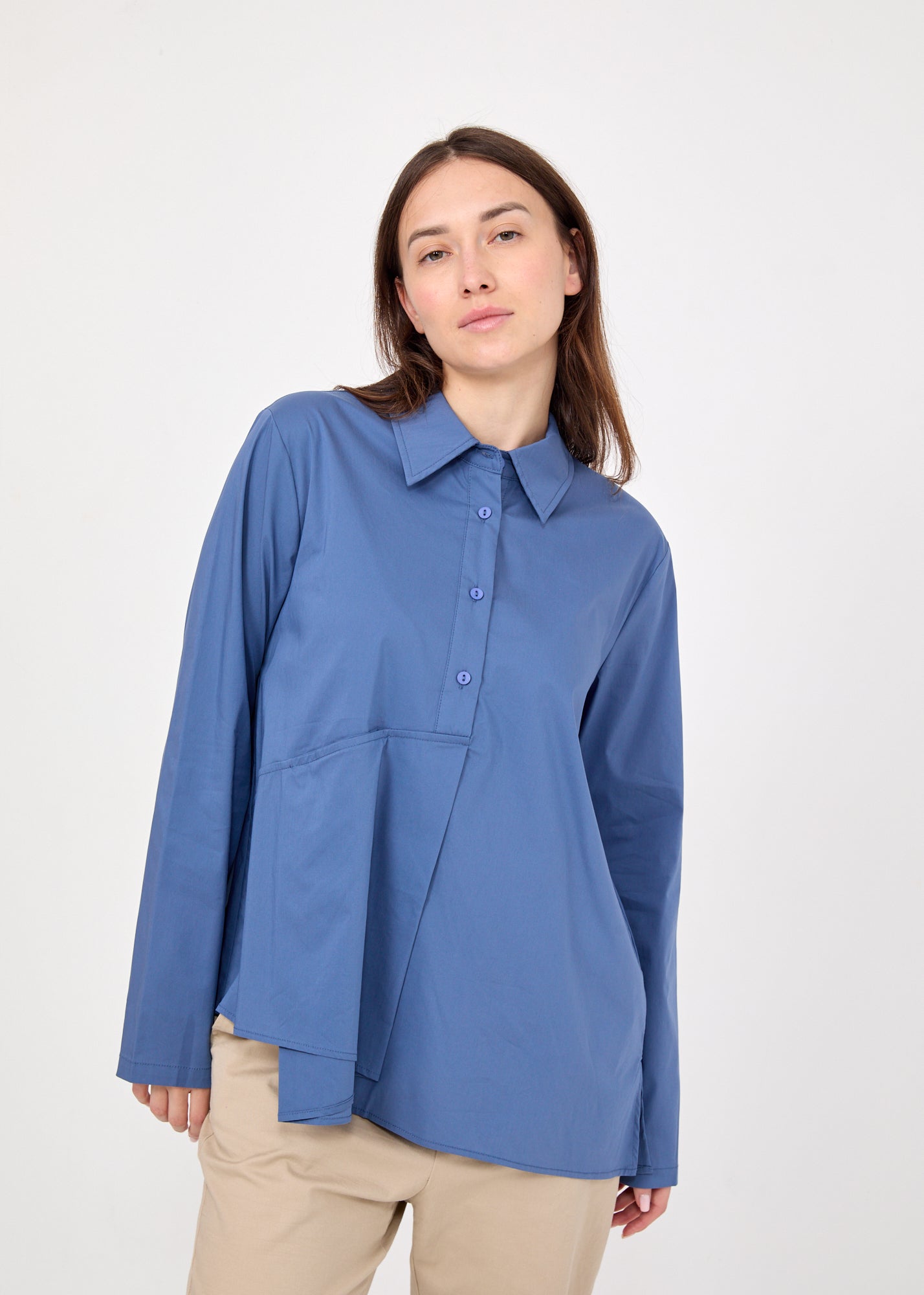 חולצה עם חצי כפתרה כיס וקפל כחול