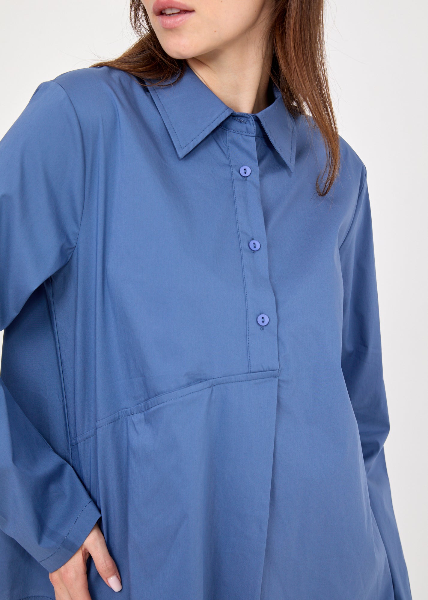 חולצה עם חצי כפתרה כיס וקפל כחול