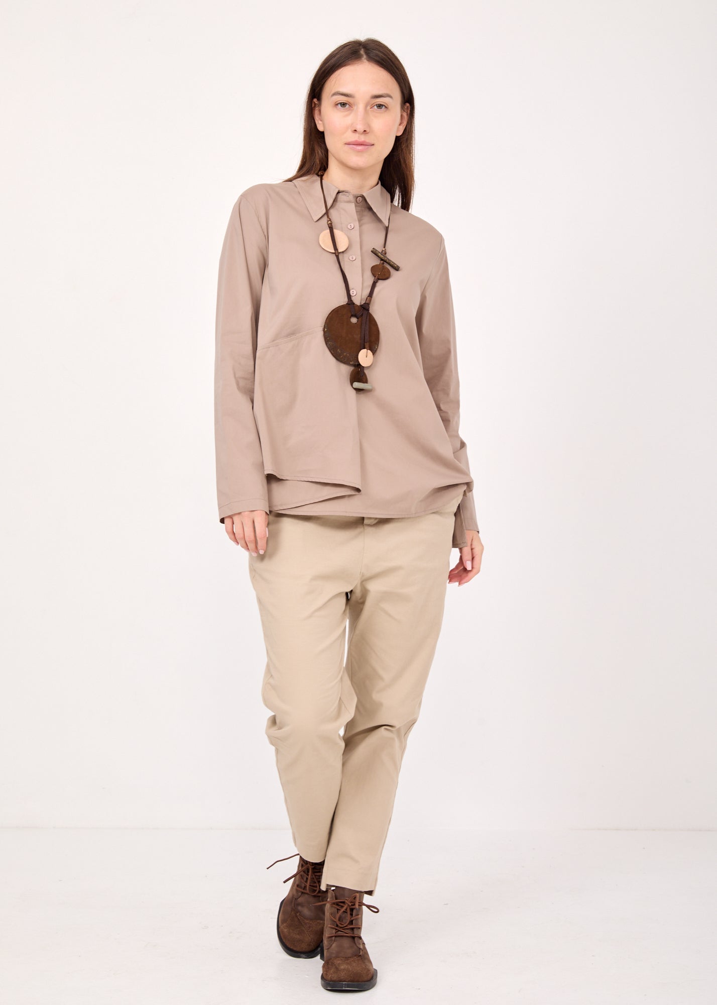 חולצה עם חצי כפתרה כיס וקפל חום