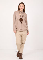 חולצה עם חצי כפתרה כיס וקפל חום