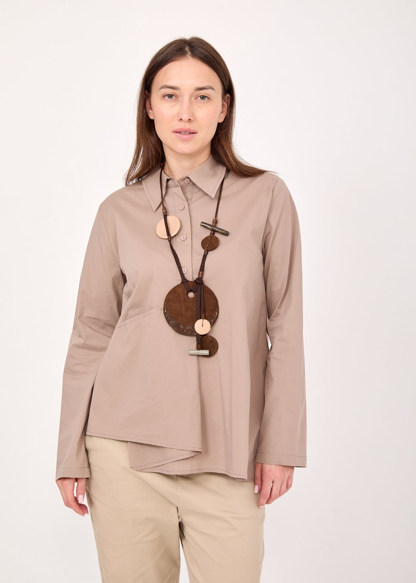 חולצה עם חצי כפתרה כיס וקפל חום