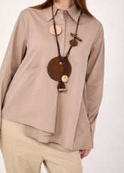 חולצה עם חצי כפתרה כיס וקפל חום