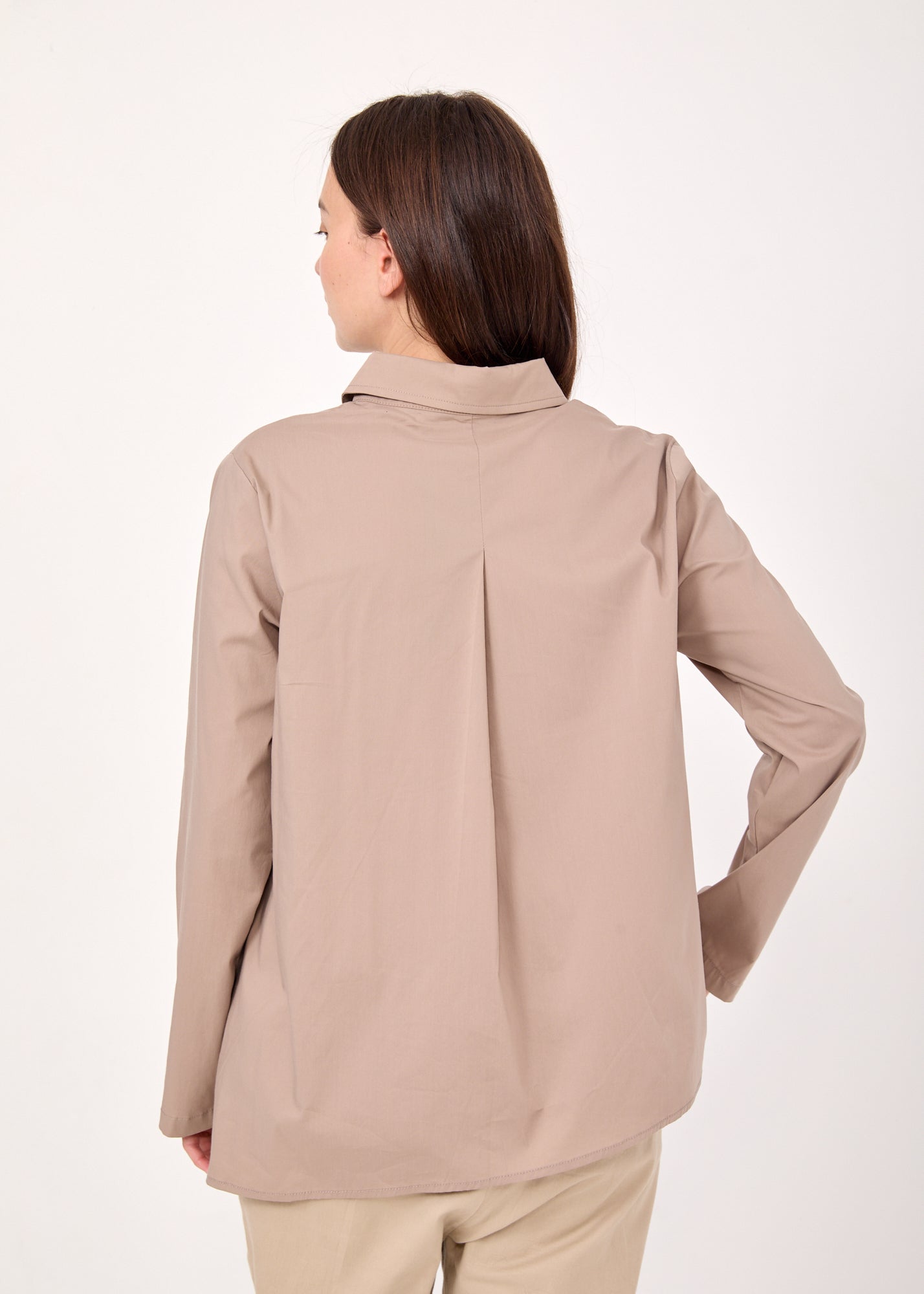 חולצה עם חצי כפתרה כיס וקפל חום