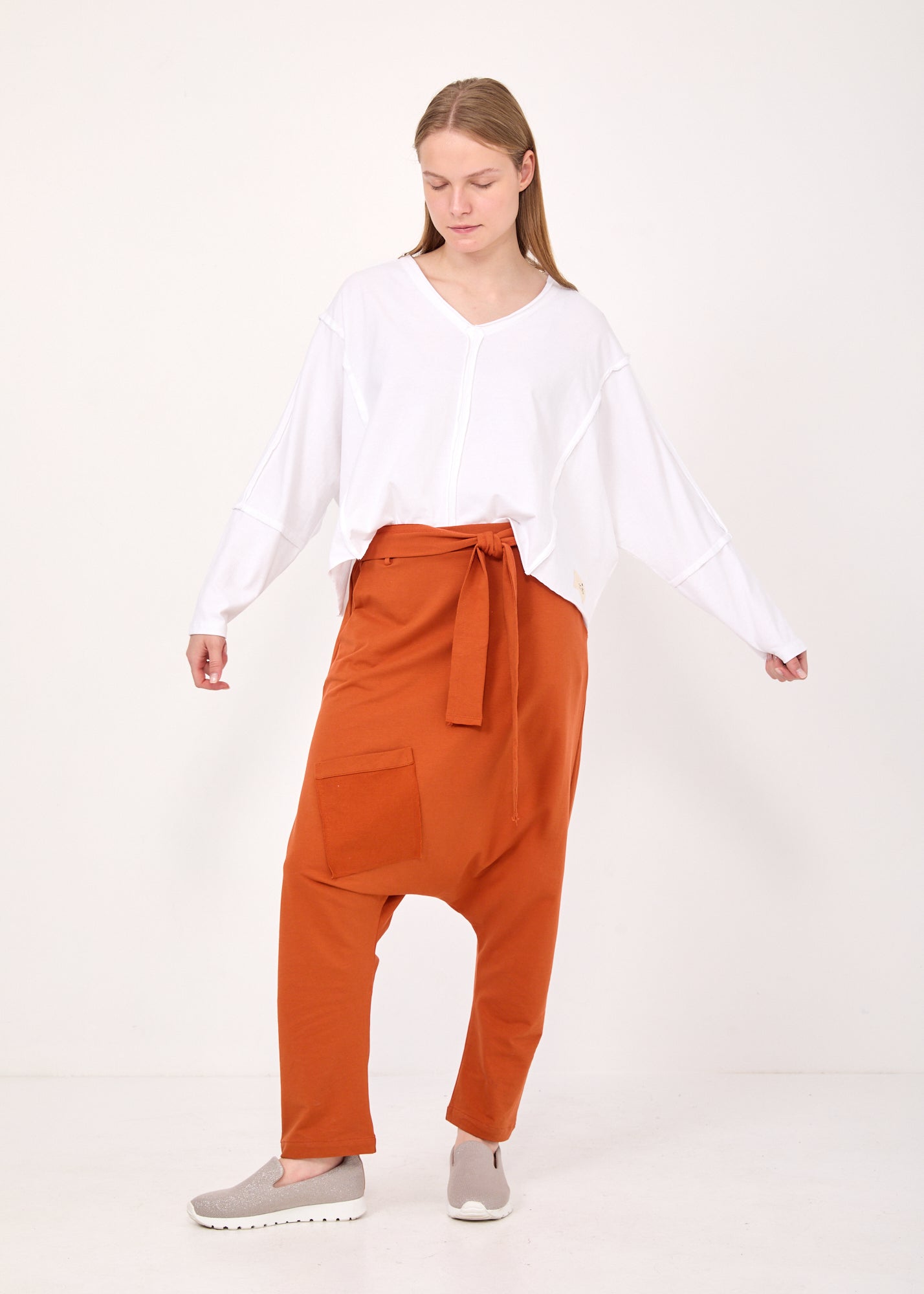 מכנסיים שקי כיס וחגורה חמרה