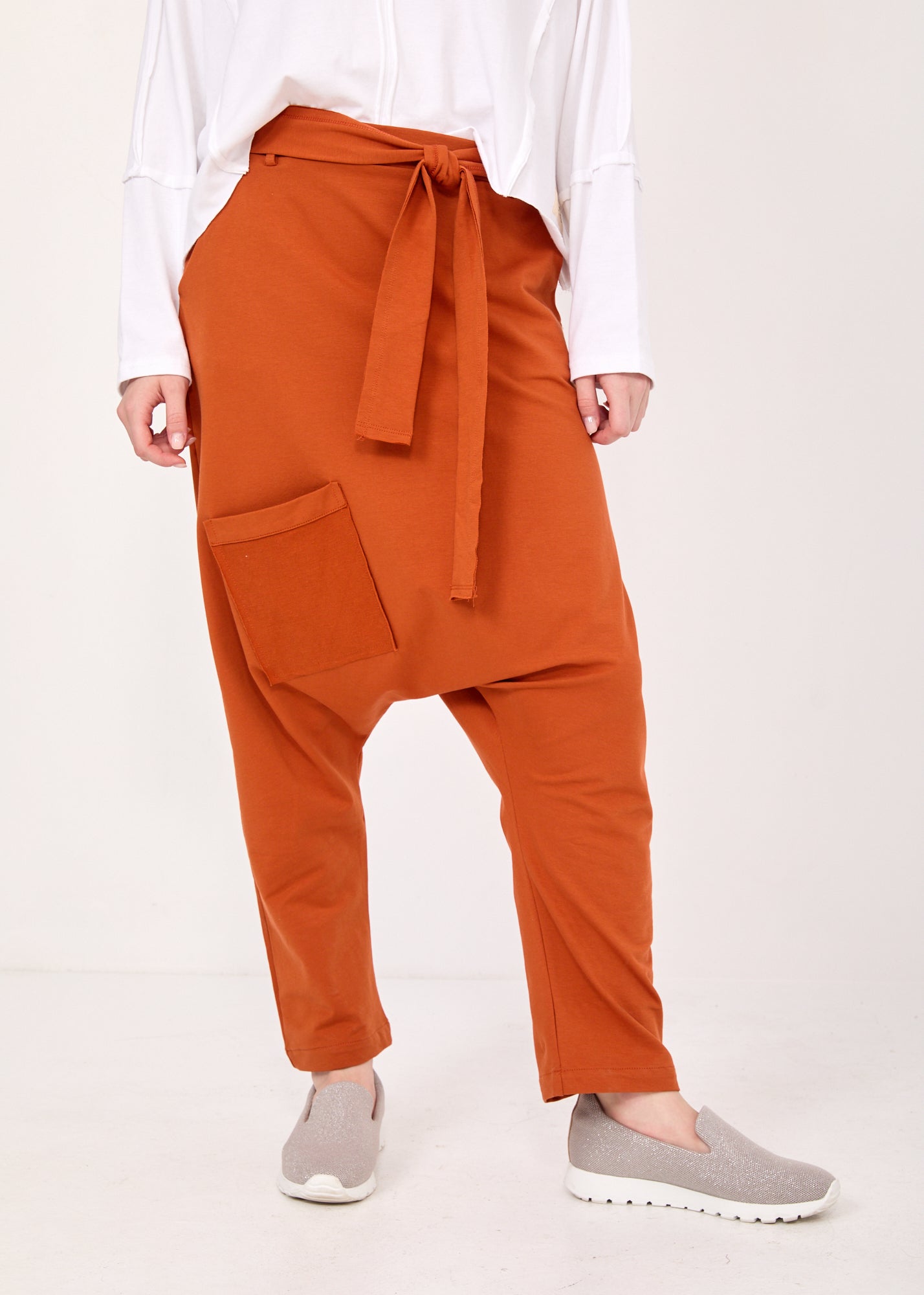 מכנסיים שקי כיס וחגורה חמרה