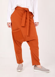 מכנסיים שקי כיס וחגורה חמרה