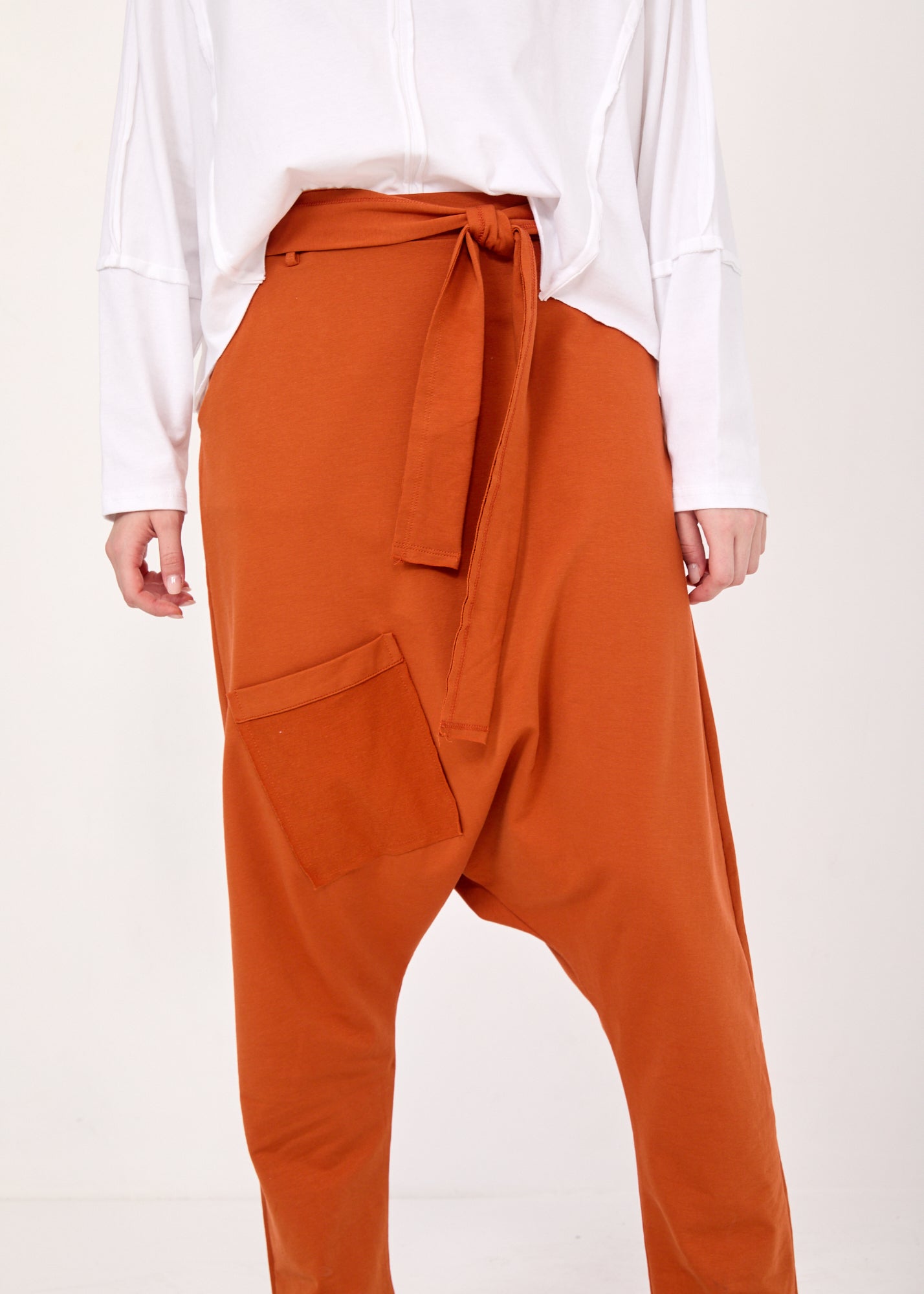 מכנסיים שקי כיס וחגורה חמרה