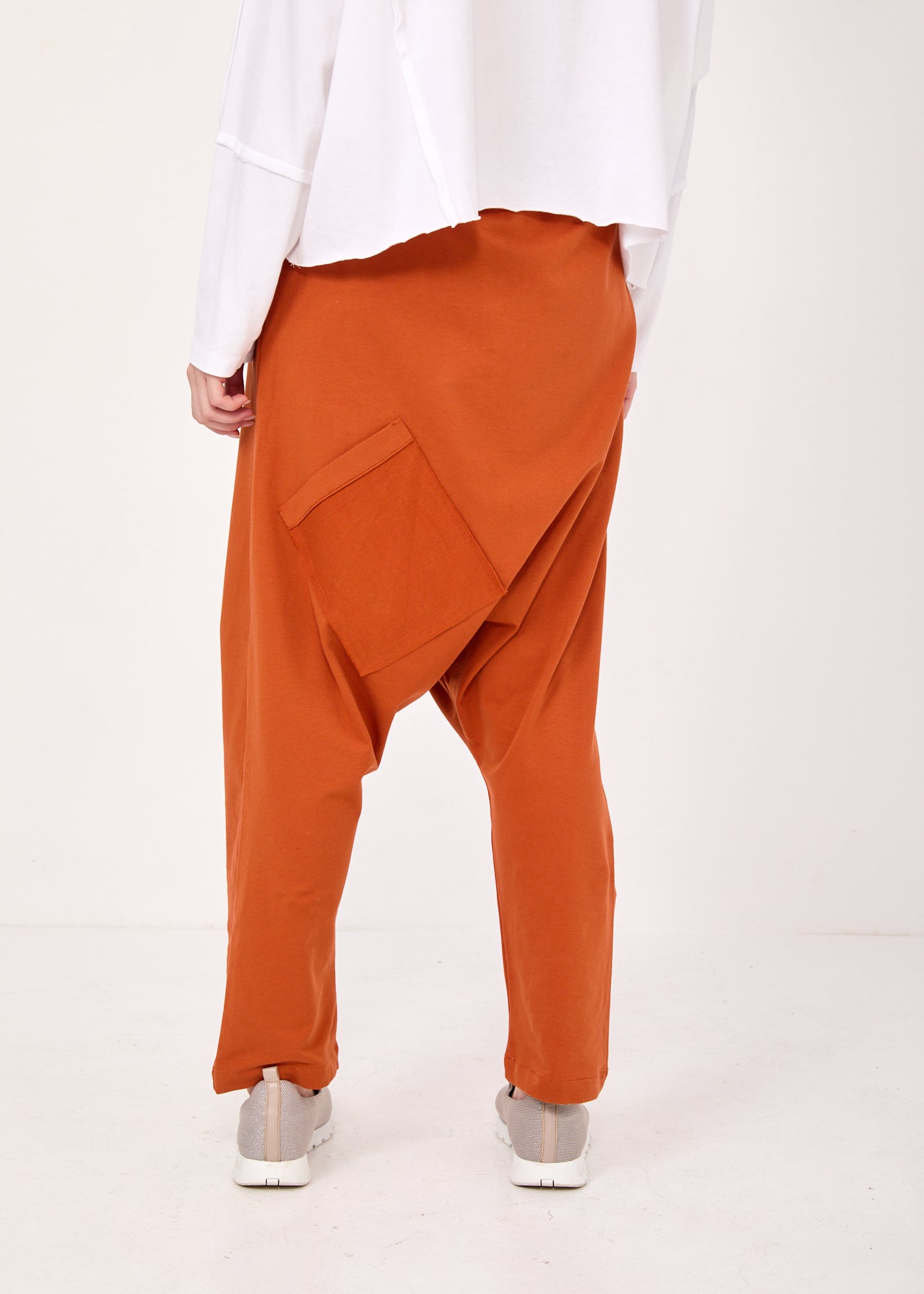 מכנסיים שקי כיס וחגורה חמרה