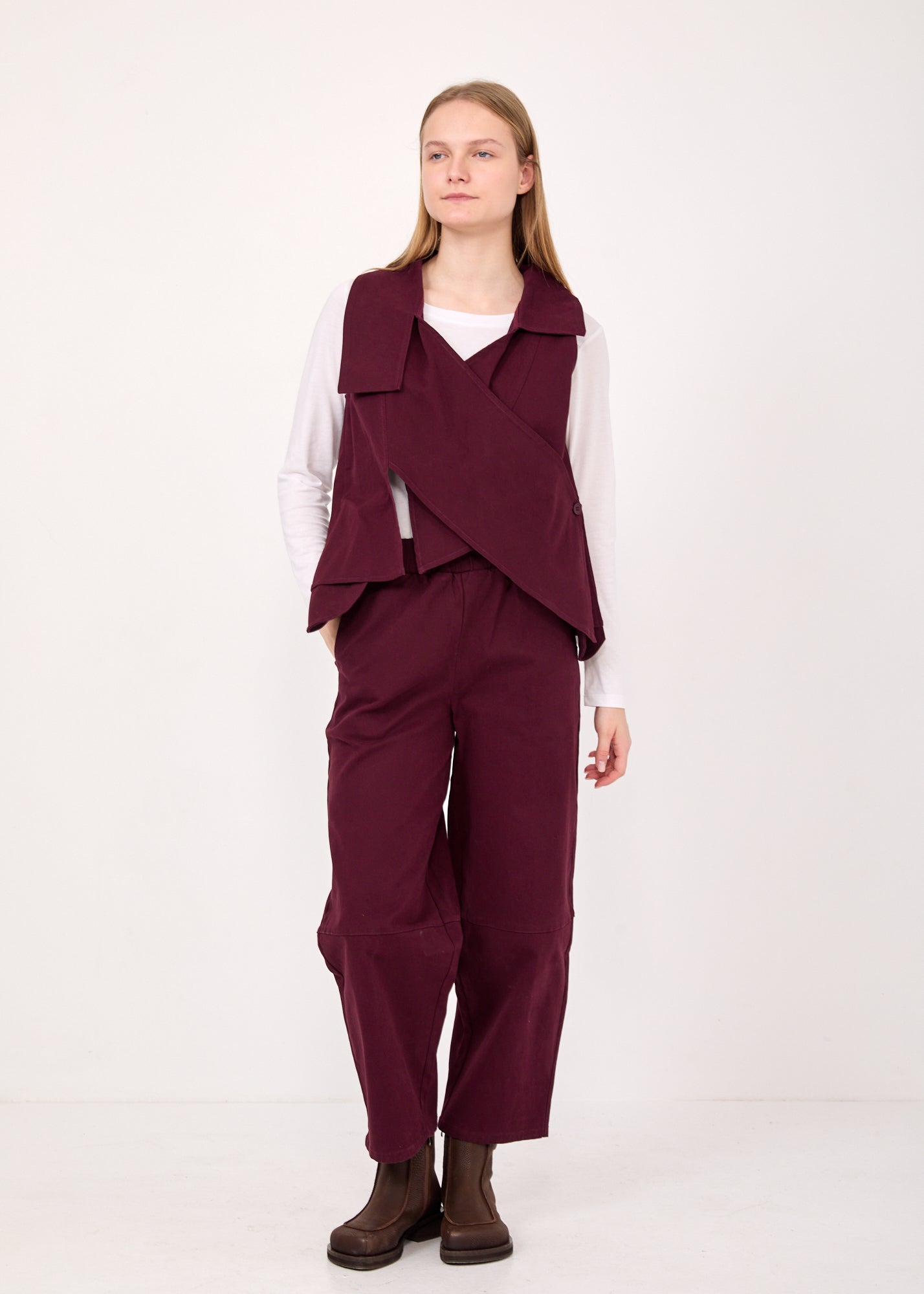 וסט אסימטרי עם כפתור סגול