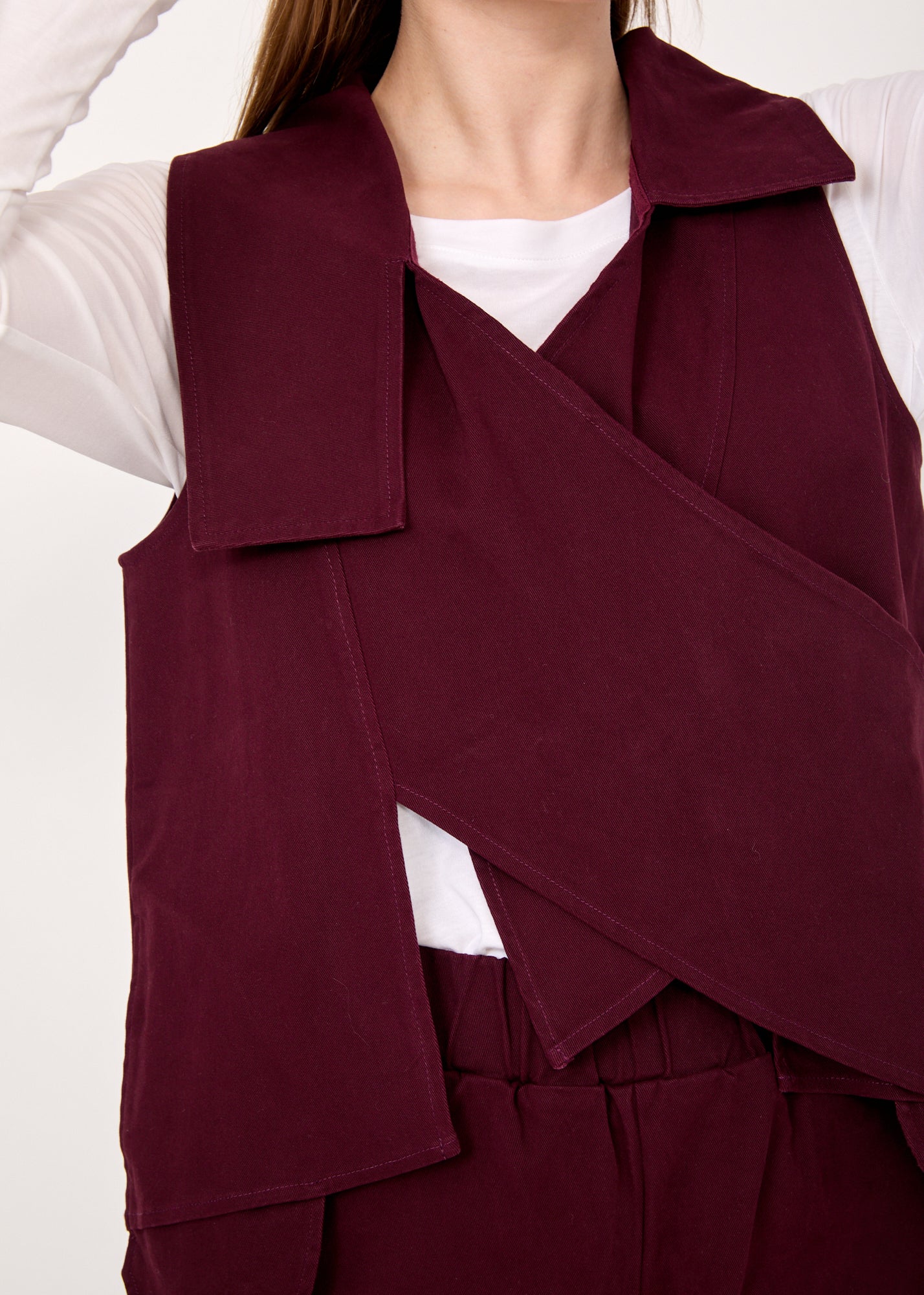 וסט אסימטרי עם כפתור סגול