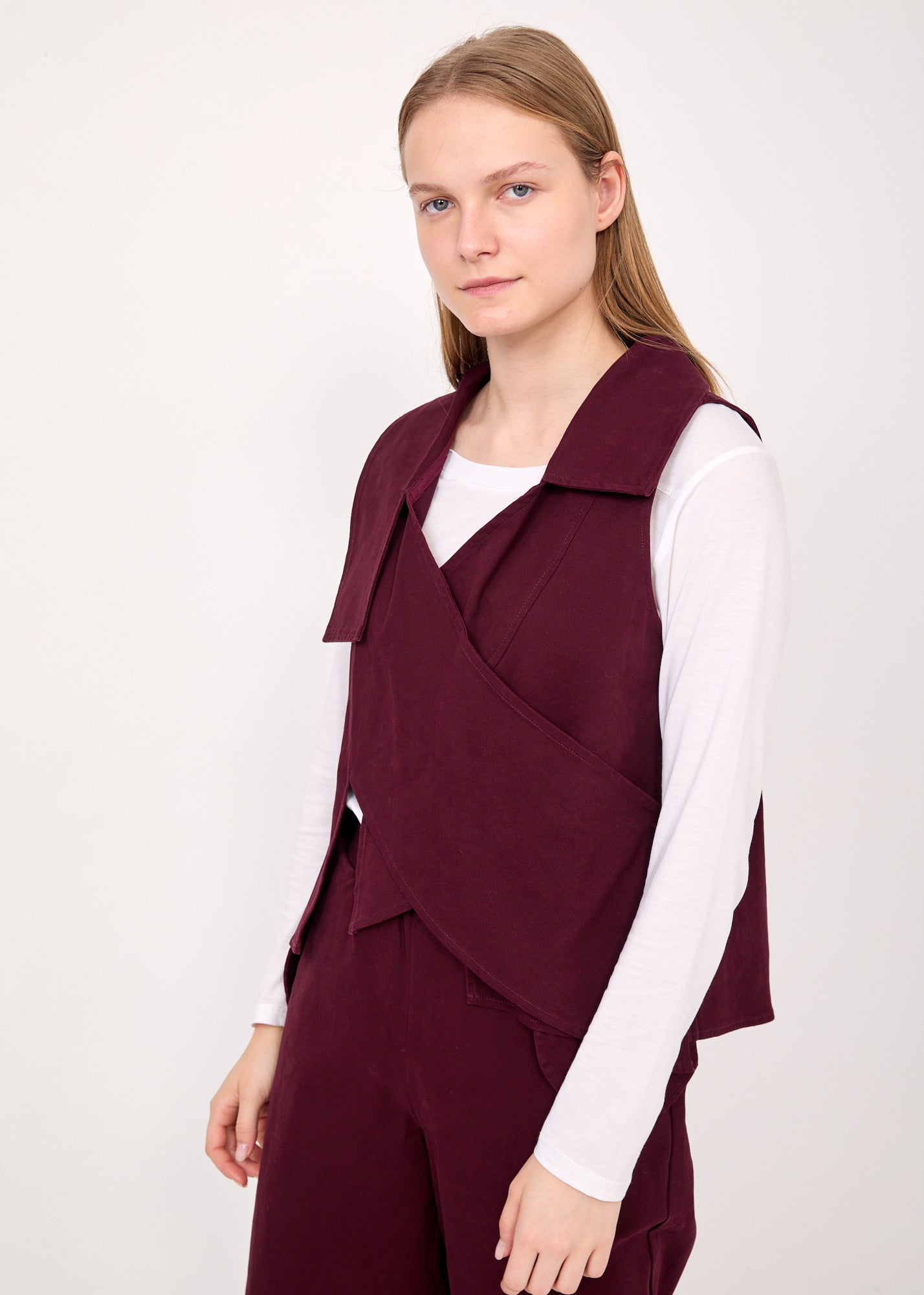 וסט אסימטרי עם כפתור סגול