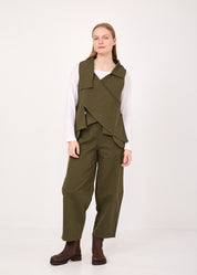 וסט אסימטרי עם כפתור ירוק