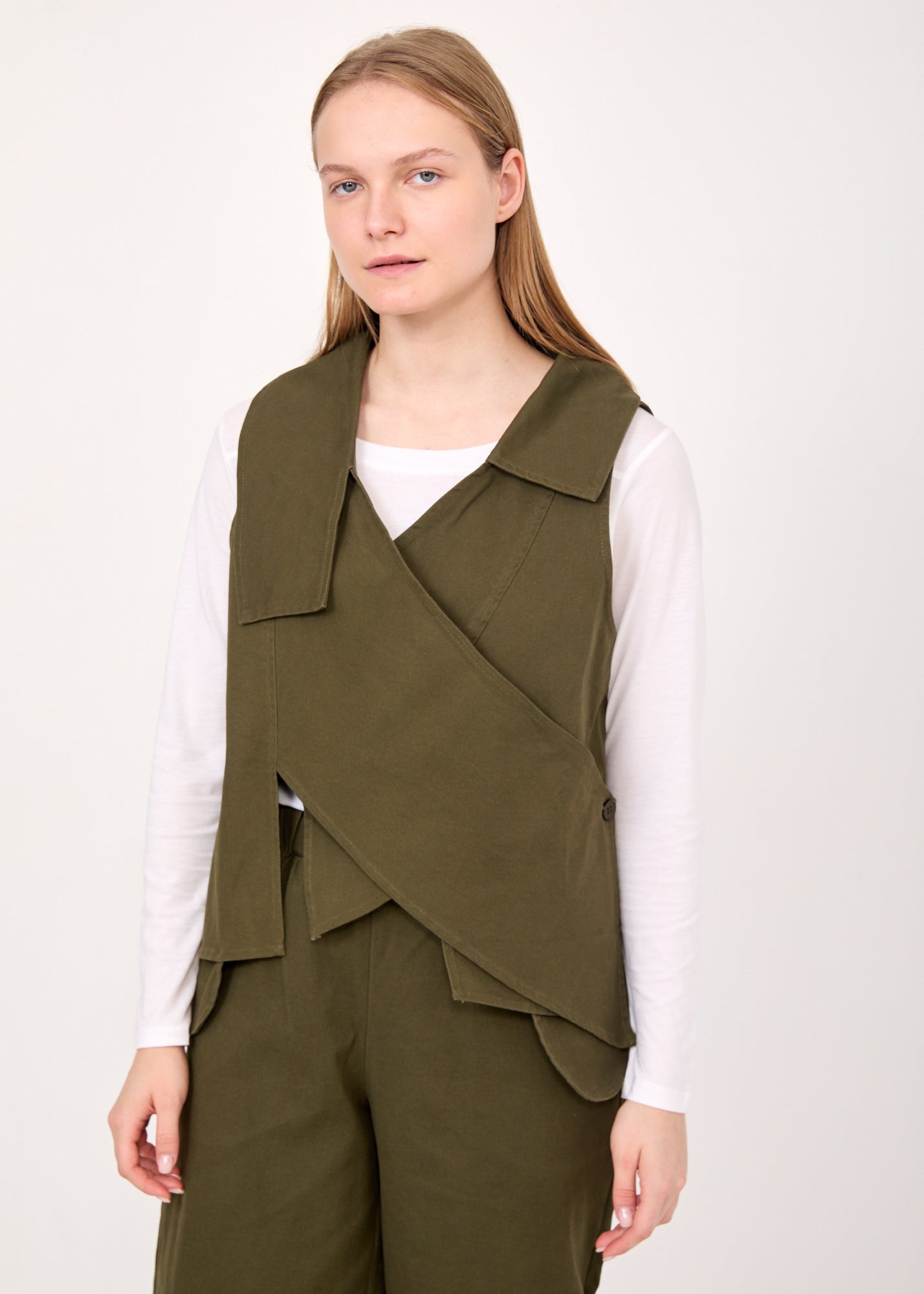 וסט אסימטרי עם כפתור ירוק