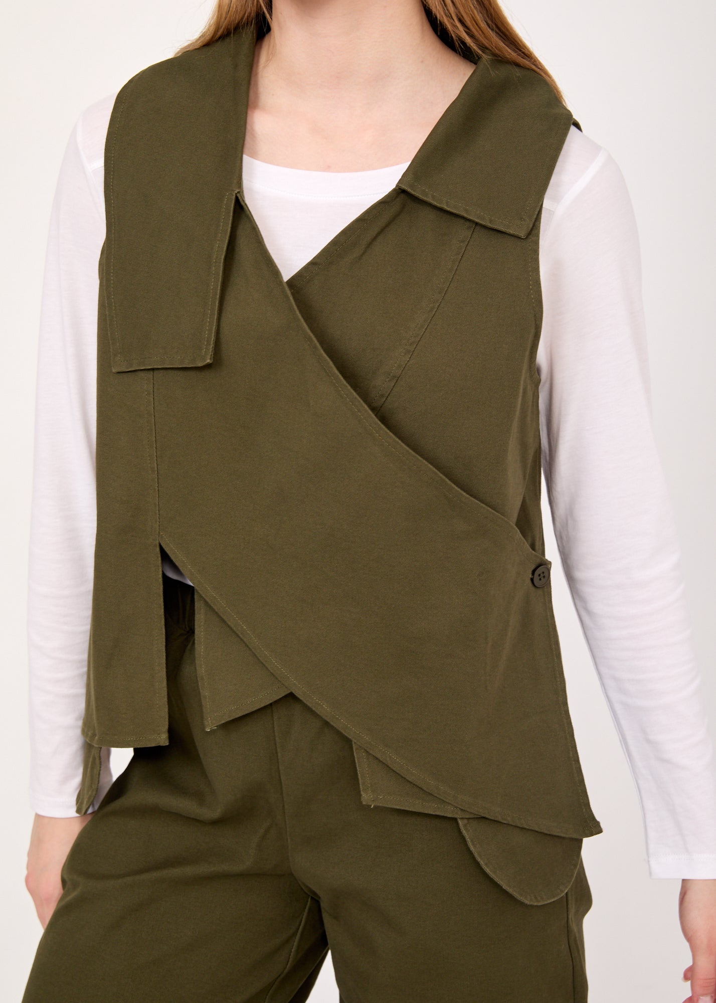 וסט אסימטרי עם כפתור ירוק