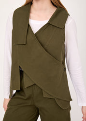 וסט אסימטרי עם כפתור ירוק