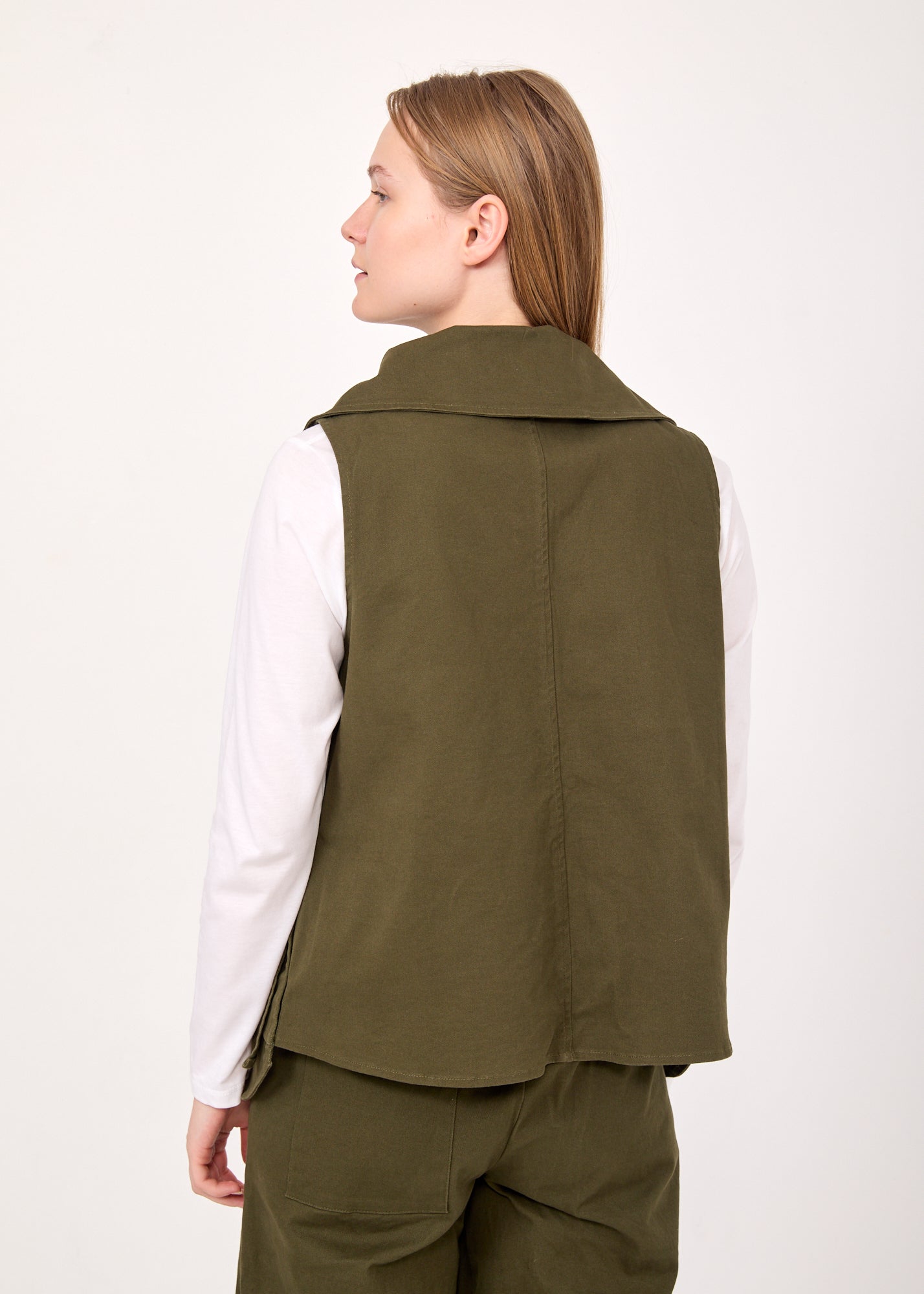 וסט אסימטרי עם כפתור ירוק