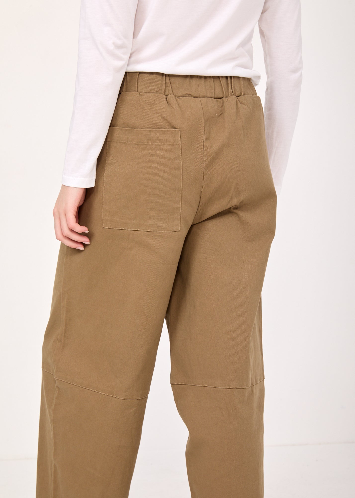 Pants with knee seam and brown rubber