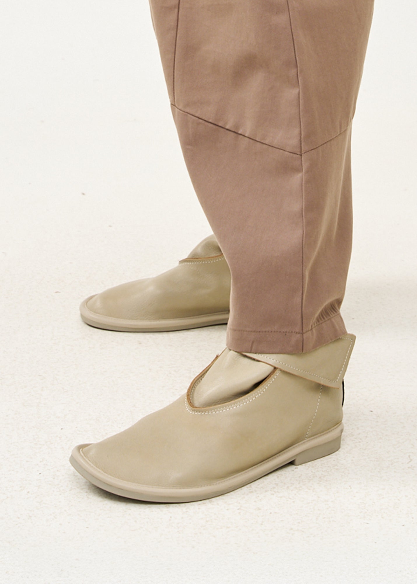 מגפוני עור רך סגירת סקוטצ' אפור