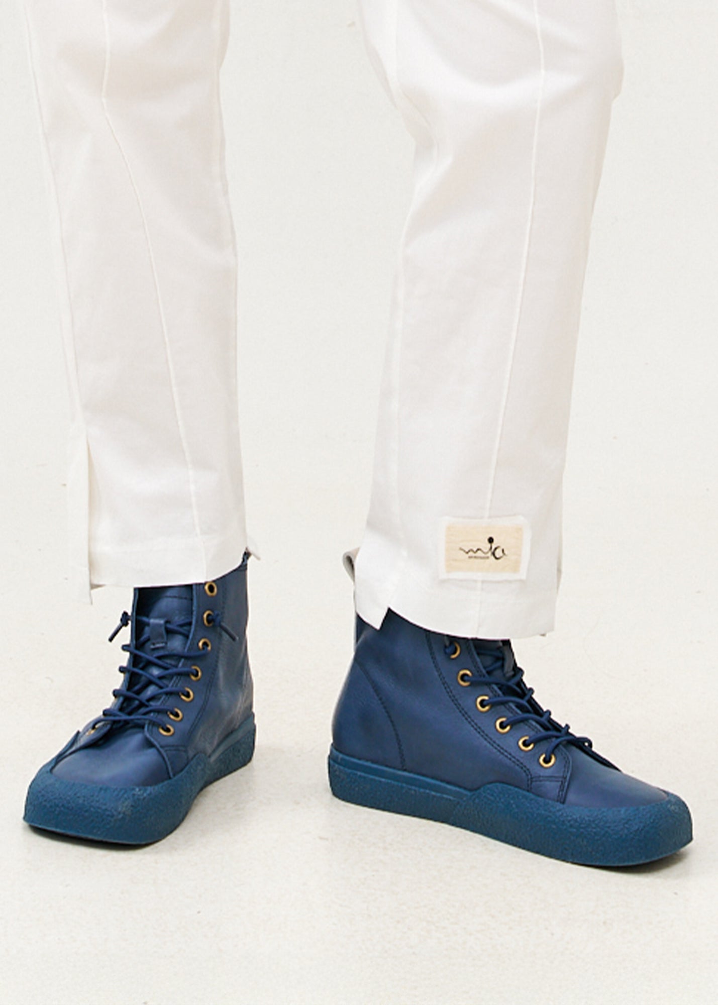 נעלי עור גבוהות עם שרוכים שילוב צבע כחול