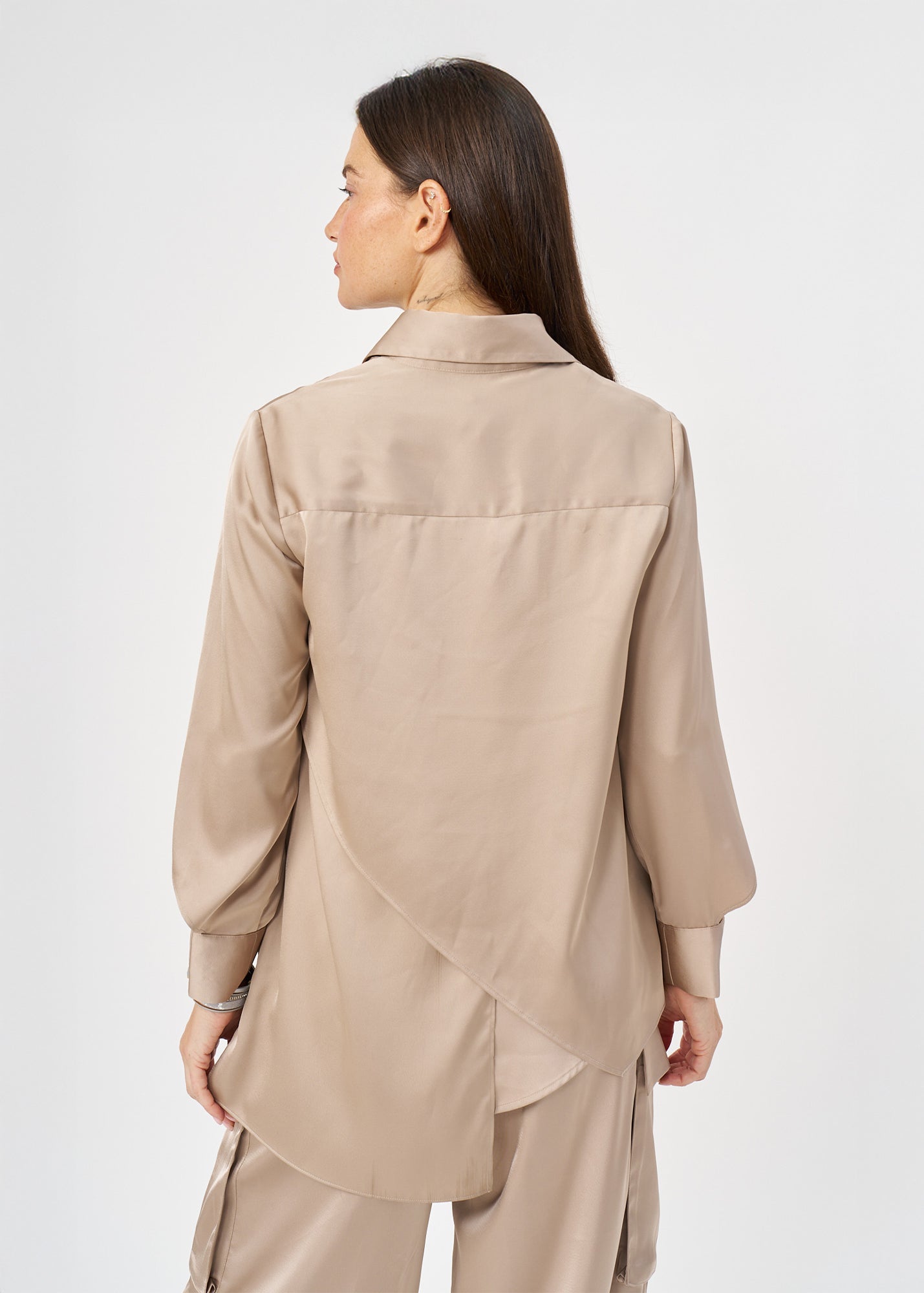 חולצה מכופתרת סאטן שרוולים פתוחים חום