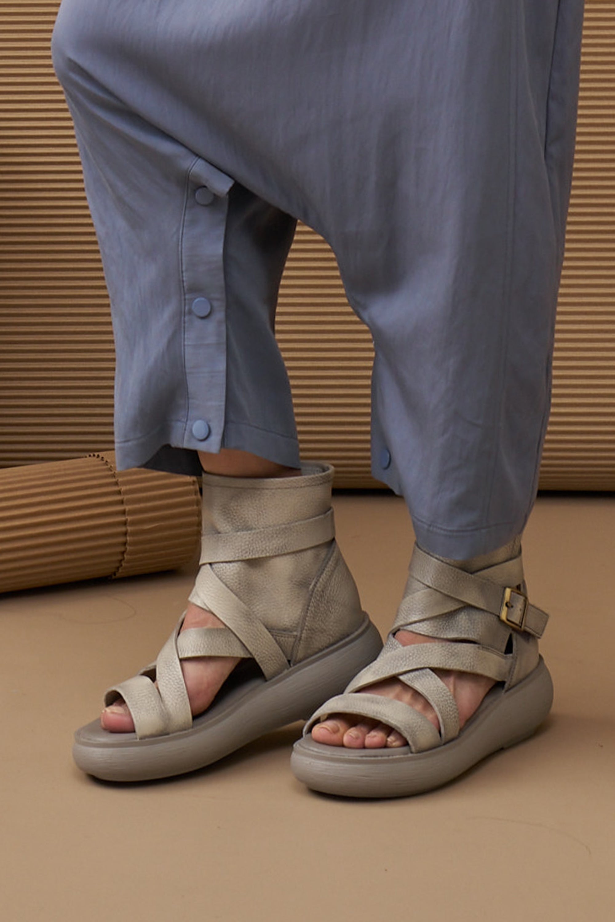 סנדלי עור גבוהות עם רצועות אפור