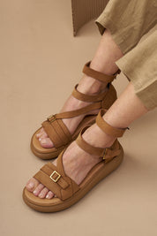 סנדלי עור גבוהים עם אבזמים חום