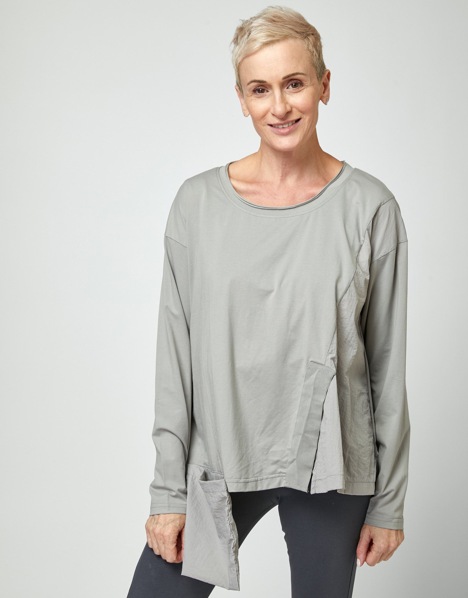 חולצה שילוב ניילון כיס קדמי יוצא וסרט אפור